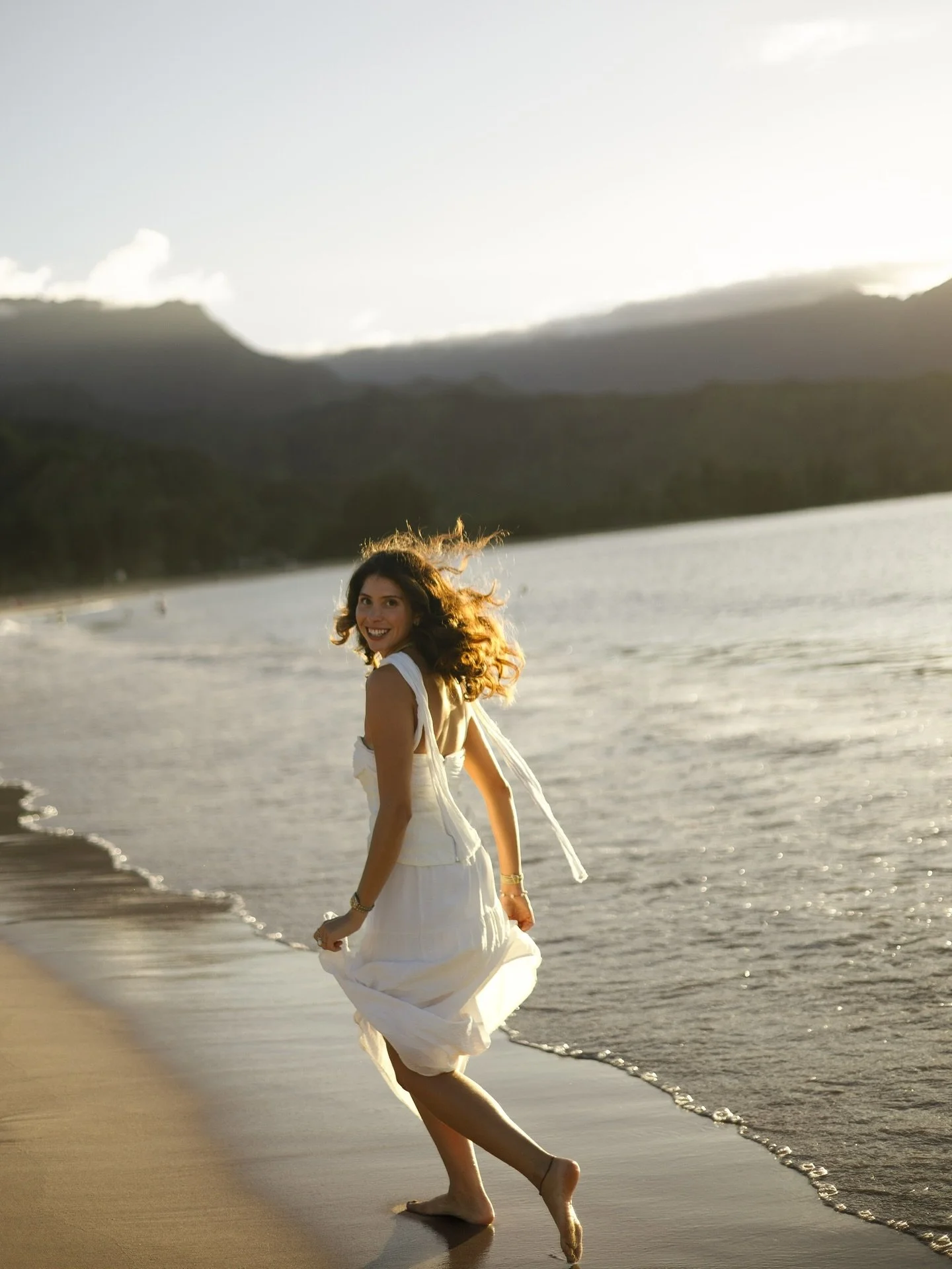 bridals of the stunning @nani.villalvazo by the vastly talented @jrowephotos !! 🤍💐

hair and makeup by @prospectandreverie 

#323 #323retreat #bridals #weddingphotographer #photographer #retreat #photocamp #kauai #hawaii