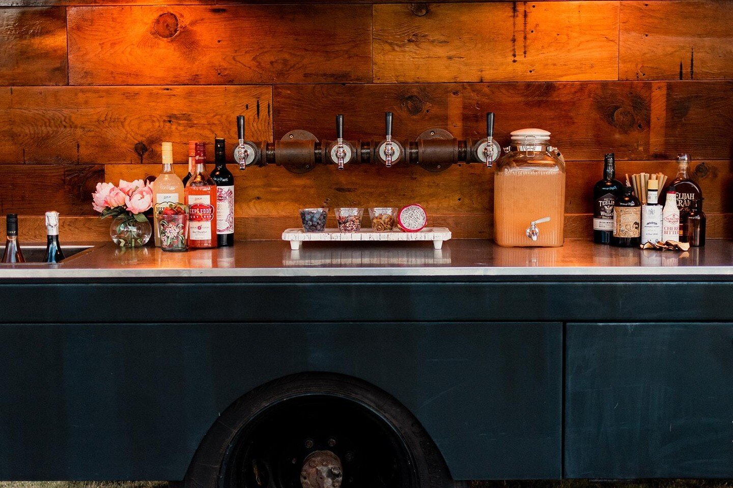 🍸Look here!! 👉🏼At Blind Tiger Mobile Bar, we offer a collection of five stunning mobile bars, each with its own unique personality and style. From sleek and modern to rustic and charming, there's a mobile bar that will capture your heart. Get up c
