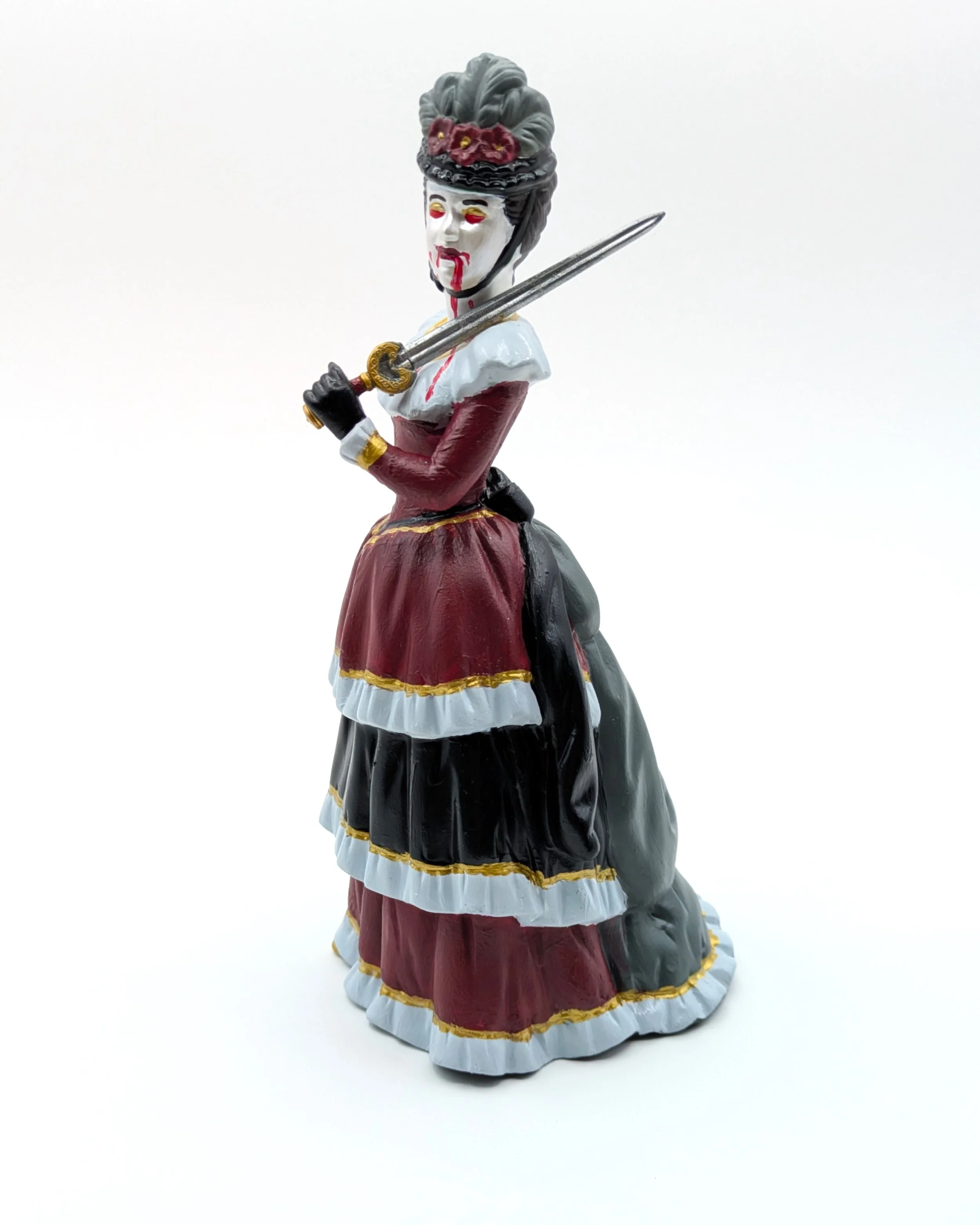 la-dame-vampire-repainted-figurine-laura-lemur.jpg