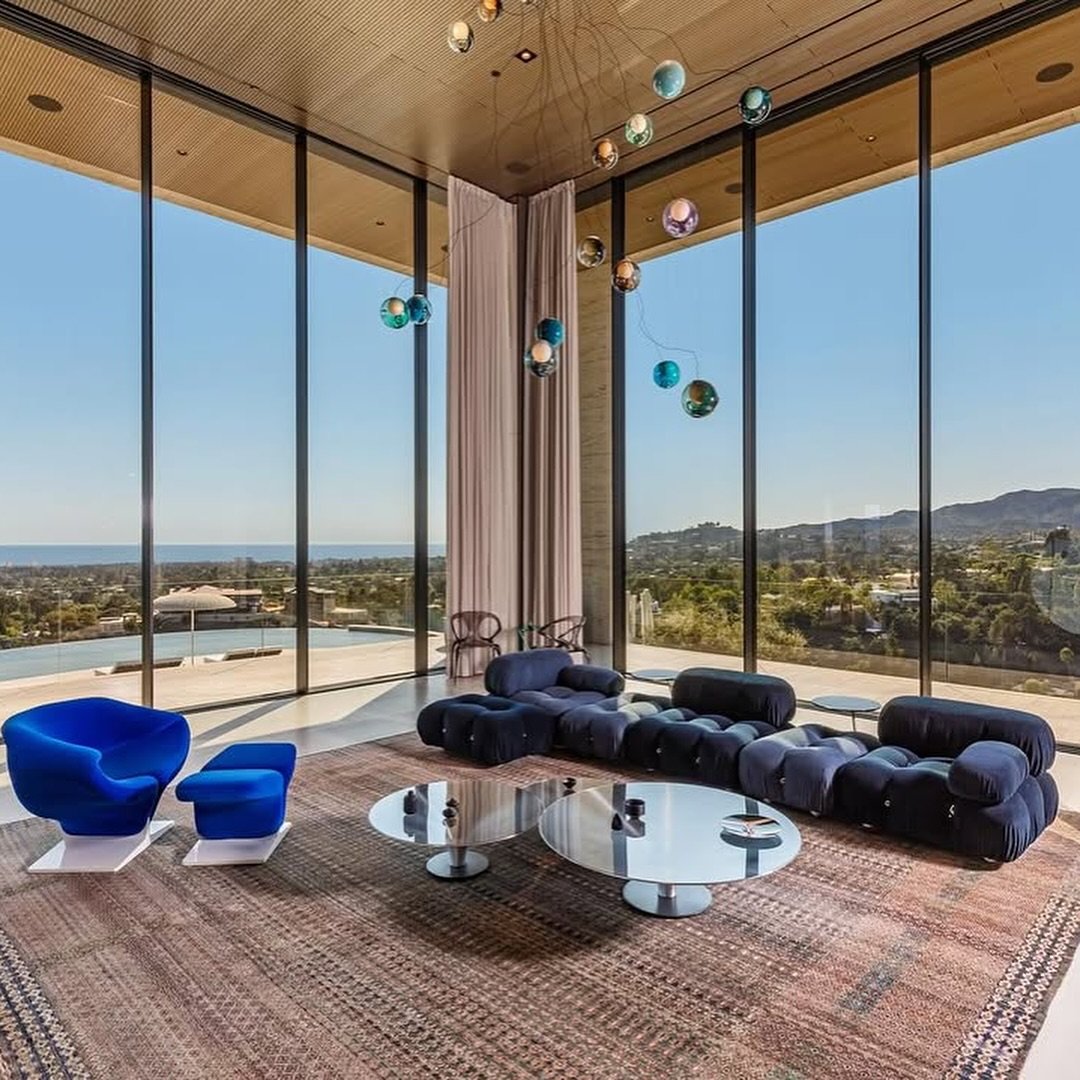 ✨ Day &amp; Night, Open &amp; Closed &ndash; Always Breathtaking! ✨

Experience a home where boundaries disappear and the outdoors become part of the living space. Whether the doors are open or closed, the seamless @skyframe_global floor-to-ceiling g