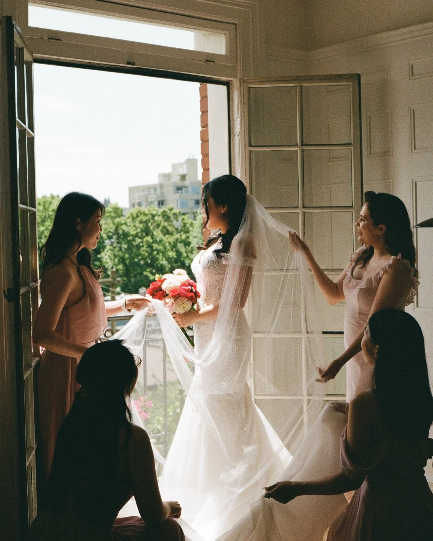 morning rhythms with lovely bridesmaids are the kind of moments that stay with you forever, and what could be more beautiful than starting a day at a stylish heritage apartment like this?

-

photography: @meg.fototelling
content creator: @eventfuled