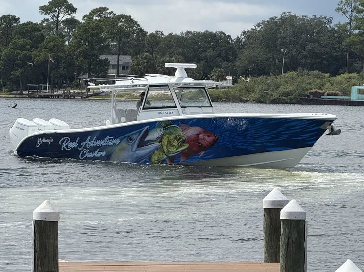 42' Yellowfin coming in to the dock