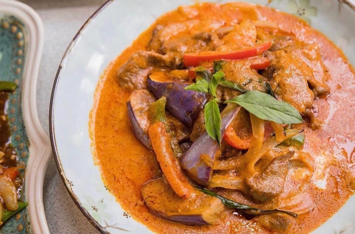 Red curry eggplant 🍆 🤤
Stir fried with seasonal vegetables and tossed in a tangy, savory red curry sauce.