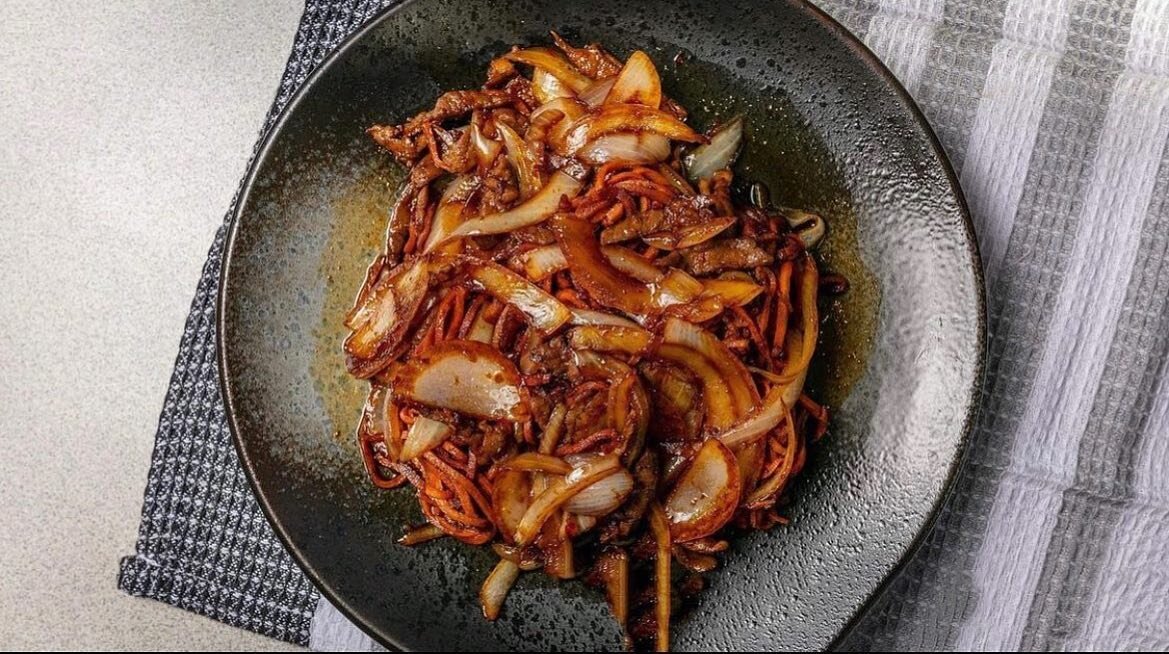 Stir fried beef with carrots and onions in savory sauce with a touch of sweetness.