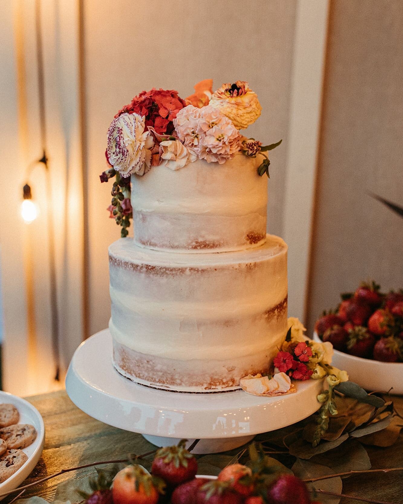 A simple &ldquo;naked&rdquo; cake decorated with fresh flowers for a pop of color.

Love the look of fresh flowers? Let your baker know you&rsquo;d like to use fresh flowers and ask them if they are willing to work with your florist to make it happen