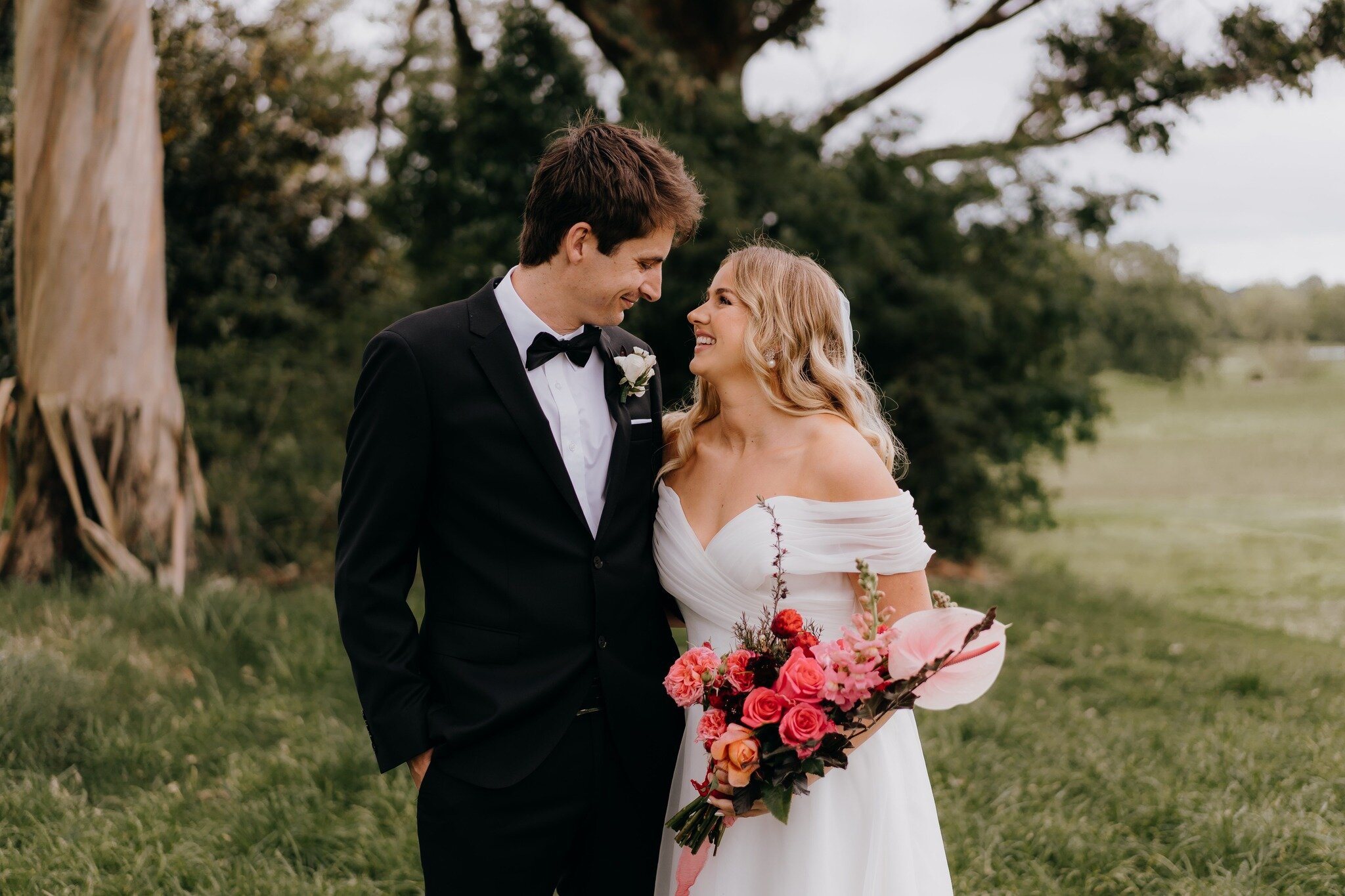 As it's raining, again, I thought I'd brighten up your day! Have a look at Michael &amp; Rose's gorgeous day from when the rain stopped 💕 These two smiled all day and had the cutest first look. You can see more on my blog, link in bio xx
Venue &amp;