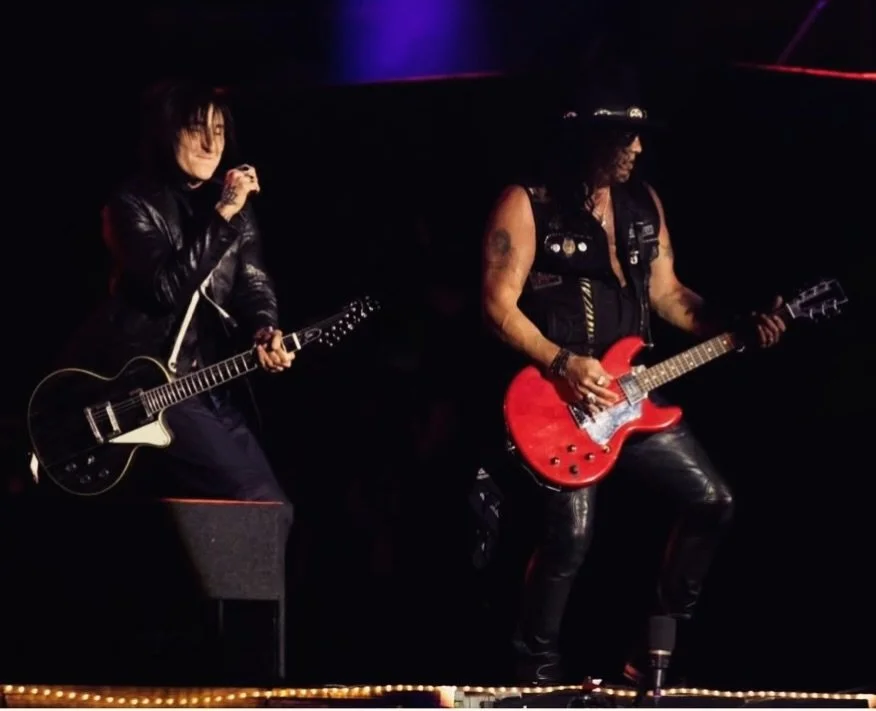 Epic shot of @4tus and @slash bringing the fire on the current @gunsnroses 2026 world tour! 🔥🔥

#ivisonguitars #ivisondakota #4tus #slash #gunsandroses