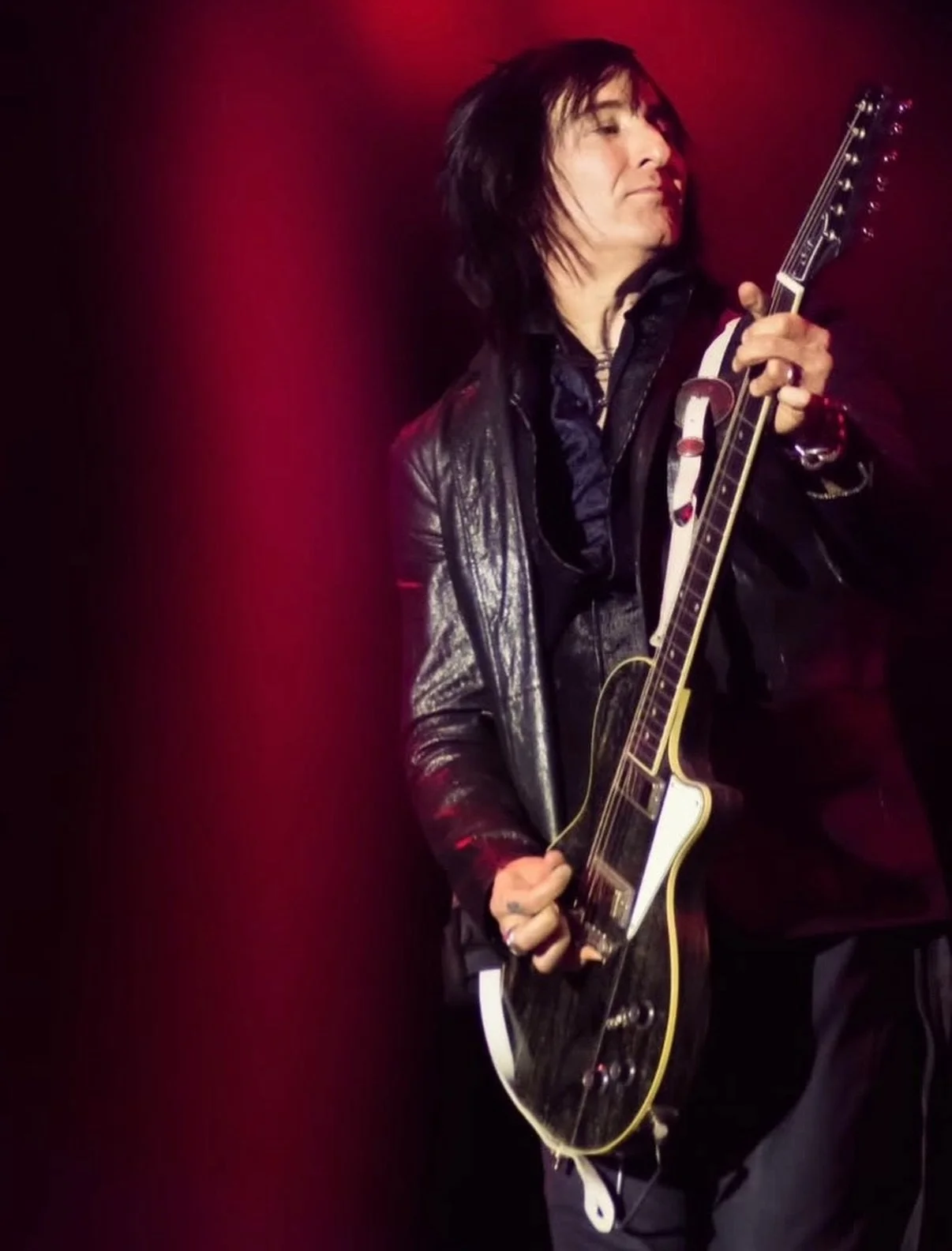 Our man @4tus in Brazil with his Dakota Reverse Silver Fox on the current @gunsnroses world tour! 😁👌🏻

#gunsandroses #4tus #ivisonguitars #ivisondakota