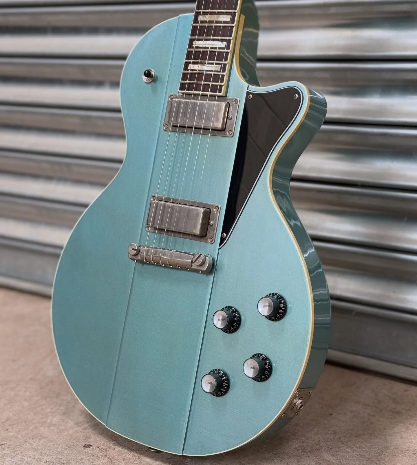 This one finished up today for a customer in France. Light Aged Pelham Blue bound body with block inlays and black appointments&hellip;.how cool?! 🔥🔥

#pelhamblue #ivisondakota #ivisonguitars