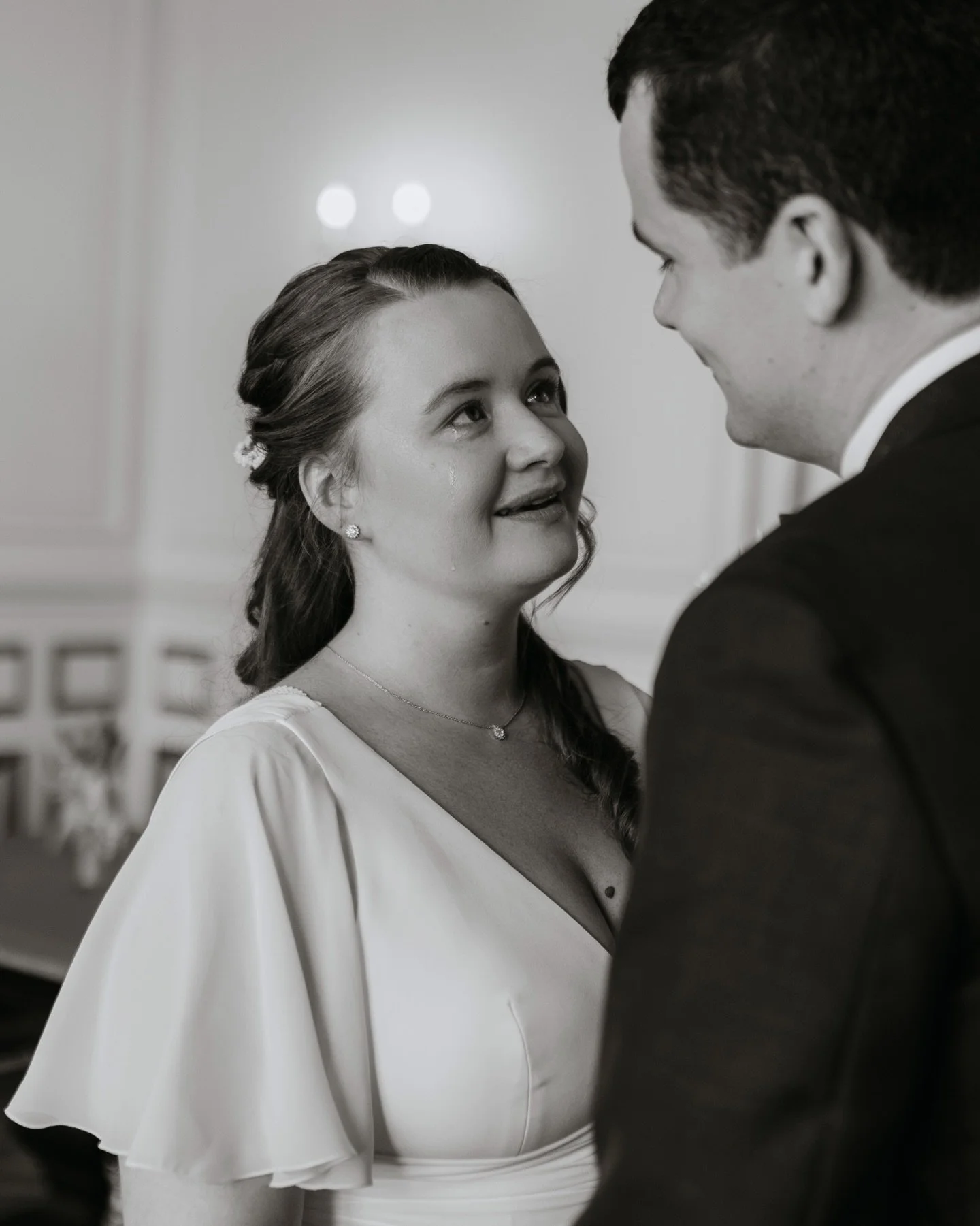 Le joli et si doux mariage d&rsquo;Anne et Maxime, en septembre dernier 🧡

Lieu de r&eacute;ception : @chateau_montreuil_44 
Coiffure : @arretsurimage44 
Robe : @kinsytaradeva 
Costume : @nantes_blandindelloye 
.

Photographe de portraits et de mari