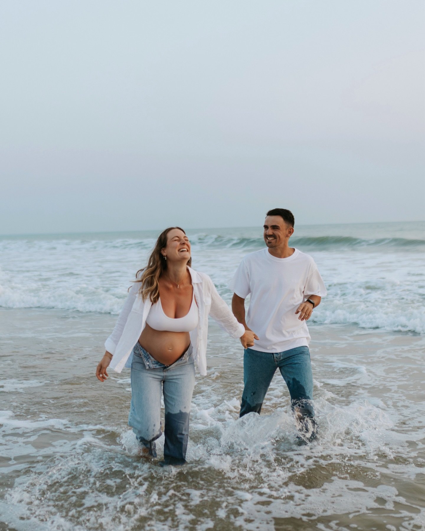 D&eacute;finitivement l&rsquo;une de mes s&eacute;ances photos pr&eacute;f&eacute;r&eacute;es de l&rsquo;&eacute;t&eacute; dernier 🐚💛✨ Un l&acirc;cher prise complet, un bout de plage &agrave; nous tout seuls et un sublime sunset ! 

H&acirc;te de r