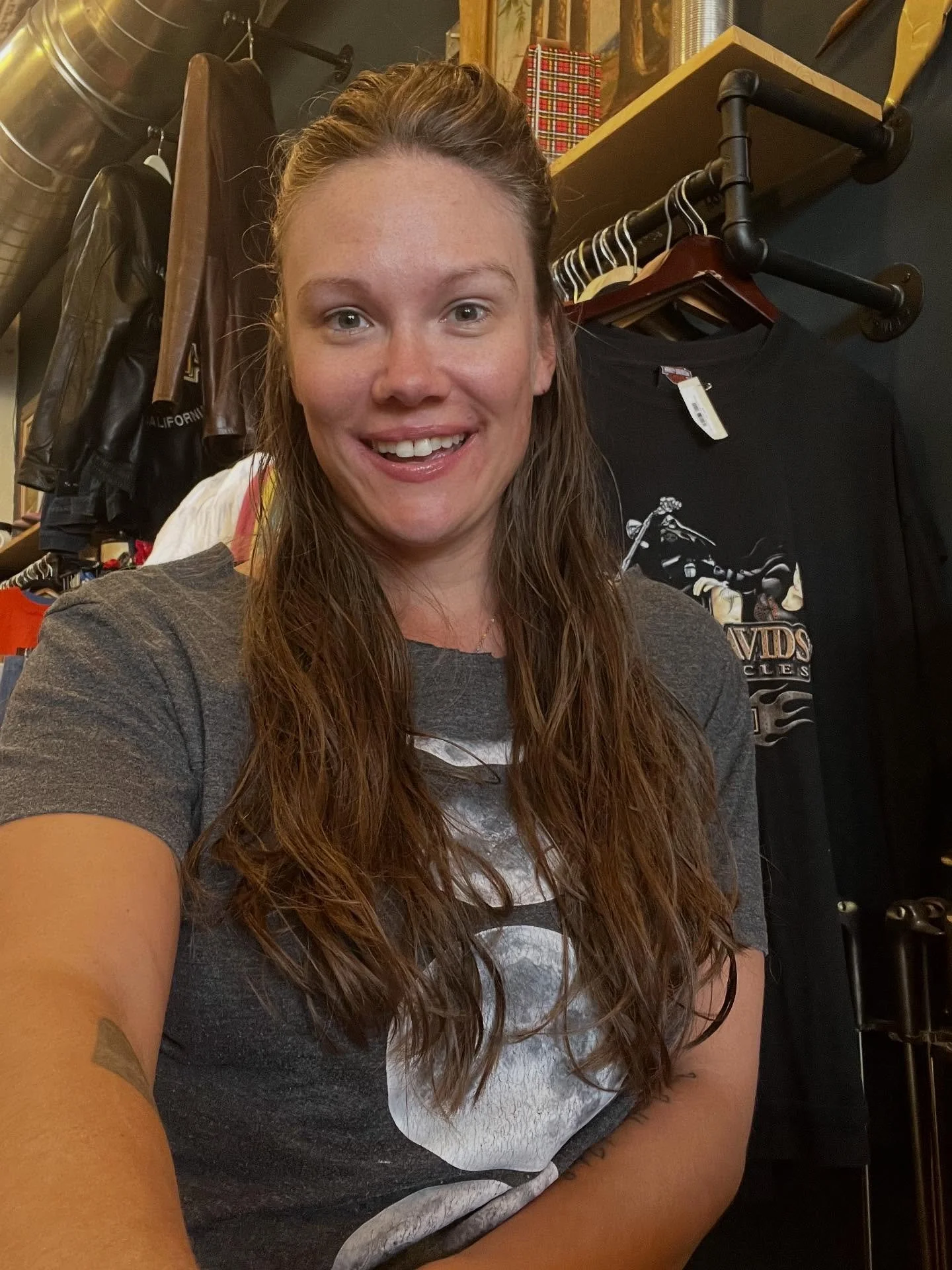 Come find me @mst_goods reading tarot for their 4th anniversary event!! #tarotcardreadersofinstagram #oraclecardreadersofinstagram #sourceconsciousness #messagesfromspirit #weekendtarot #cozyfallvibes