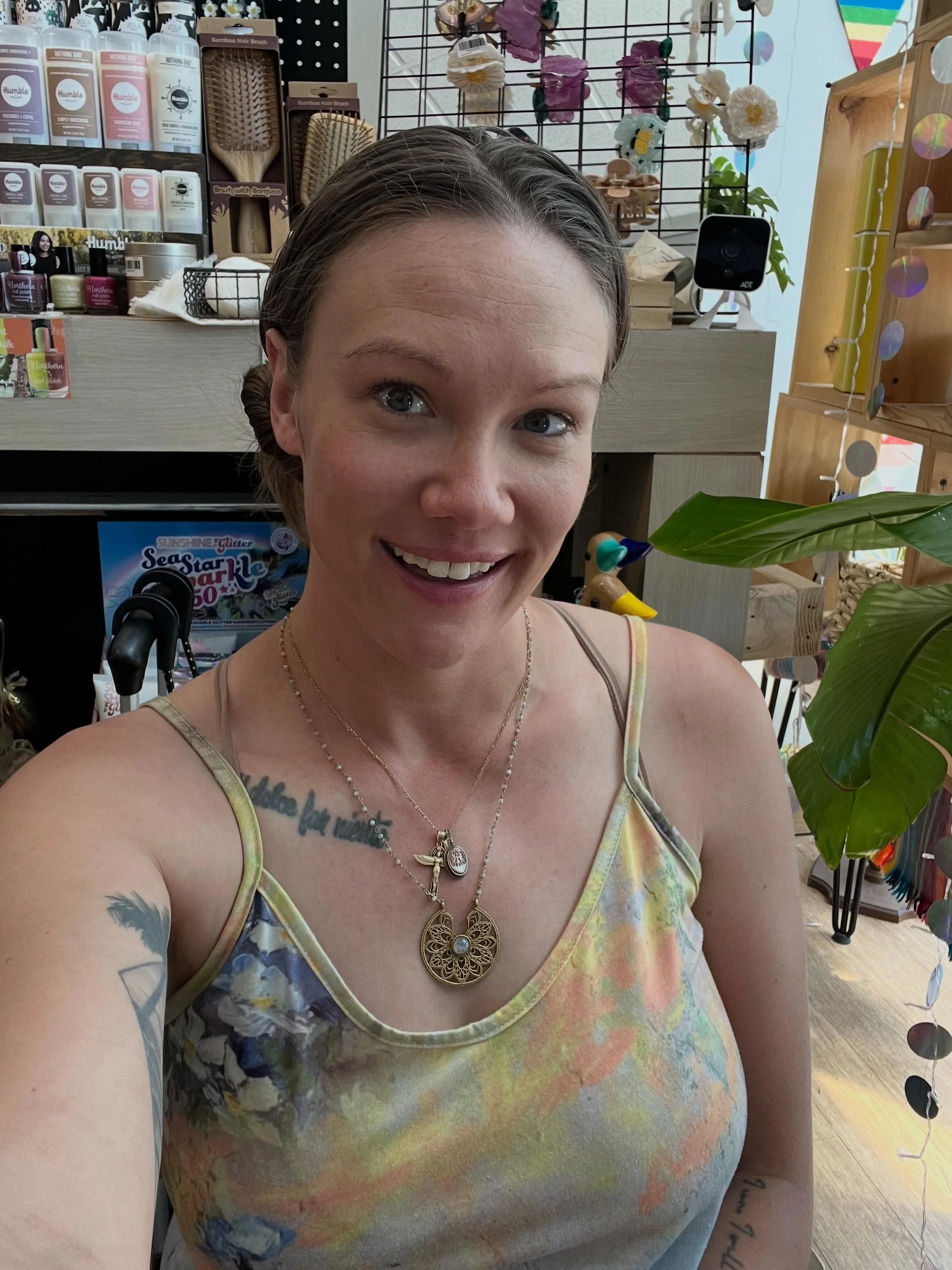Cool off inside  @eclecticco._  and let me read your cards! I&rsquo;ll be reading til 6 tonight! Come find me! #tarotcardreadersofinstagram #oraclecardreadersofinstagram #weekendtarot #trysomethingnew #yougotthis