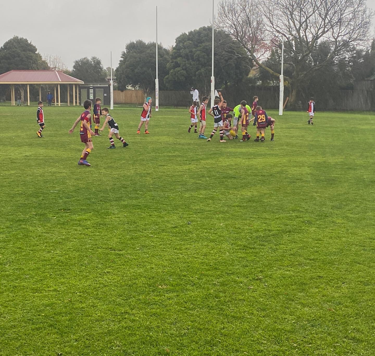 Under 8 Lions had rain, rain, rain and sun ! Nothing like seeing kids when the ball is down the other end using their opponent as a windbreak ! Well played team and coaches ! #gobeena