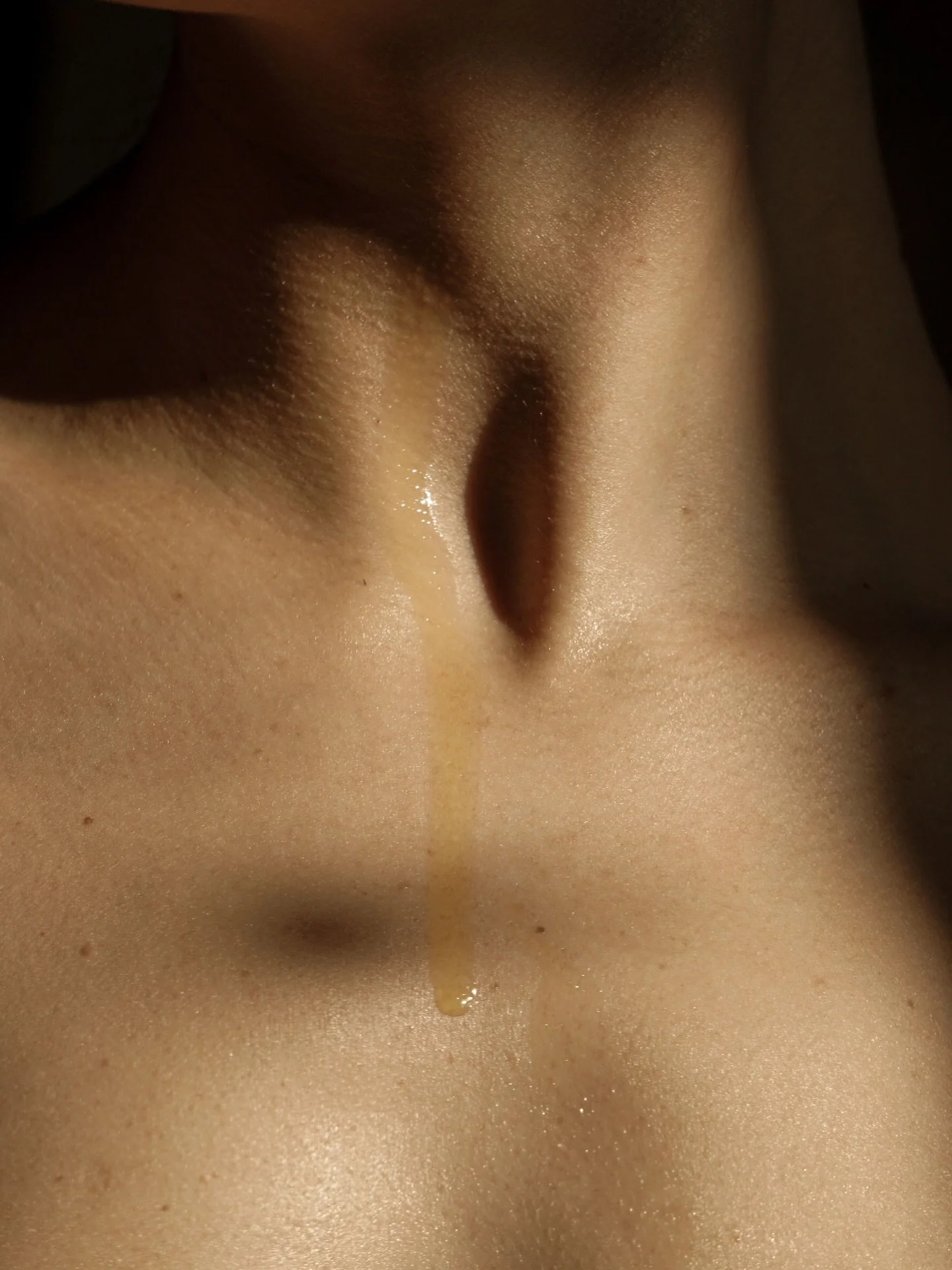 Your friendly reminder not to neglect your neck, d&eacute;colletage, hands and forearms when applying skincare especially spf!

Keep spf handy (in the car or handbag) so you can reapply during the day, especially if you are driving a lot!

#medspa #s