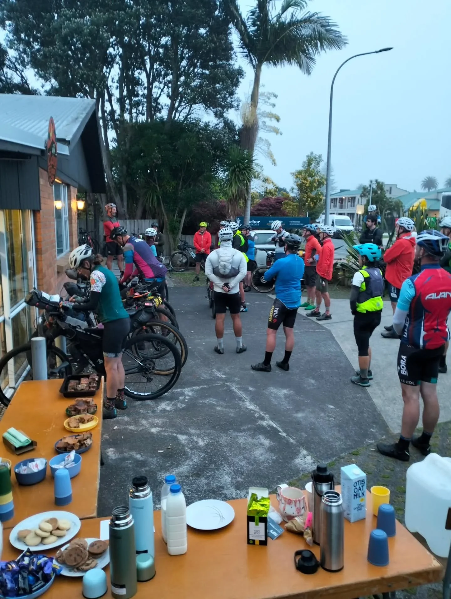 Waking up with a hot chocolat and some home bake goodies, a quick brief,  and the Raglan 500 competitors are a go.
#bikepackingnz
#nzbikepackingrentals