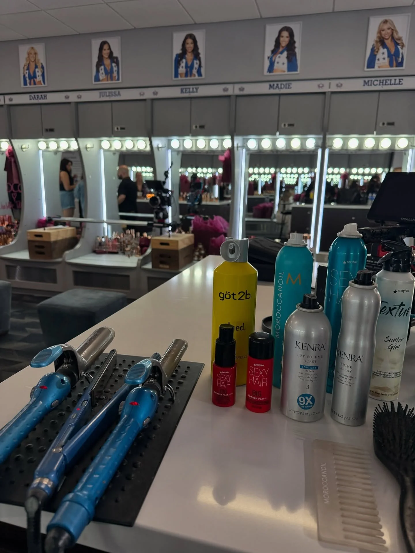 The thunderstruck had nothing on these curls by educator @breannachwalattp ⚡️ Here&rsquo;s what kept the @dccheerleaders flawless all day long: 

@got2busa Glued Blasting Freeze Spray
@sexyhair BIG Powder Play Lite
@sexyhair BIG Powder Play
@moroccan