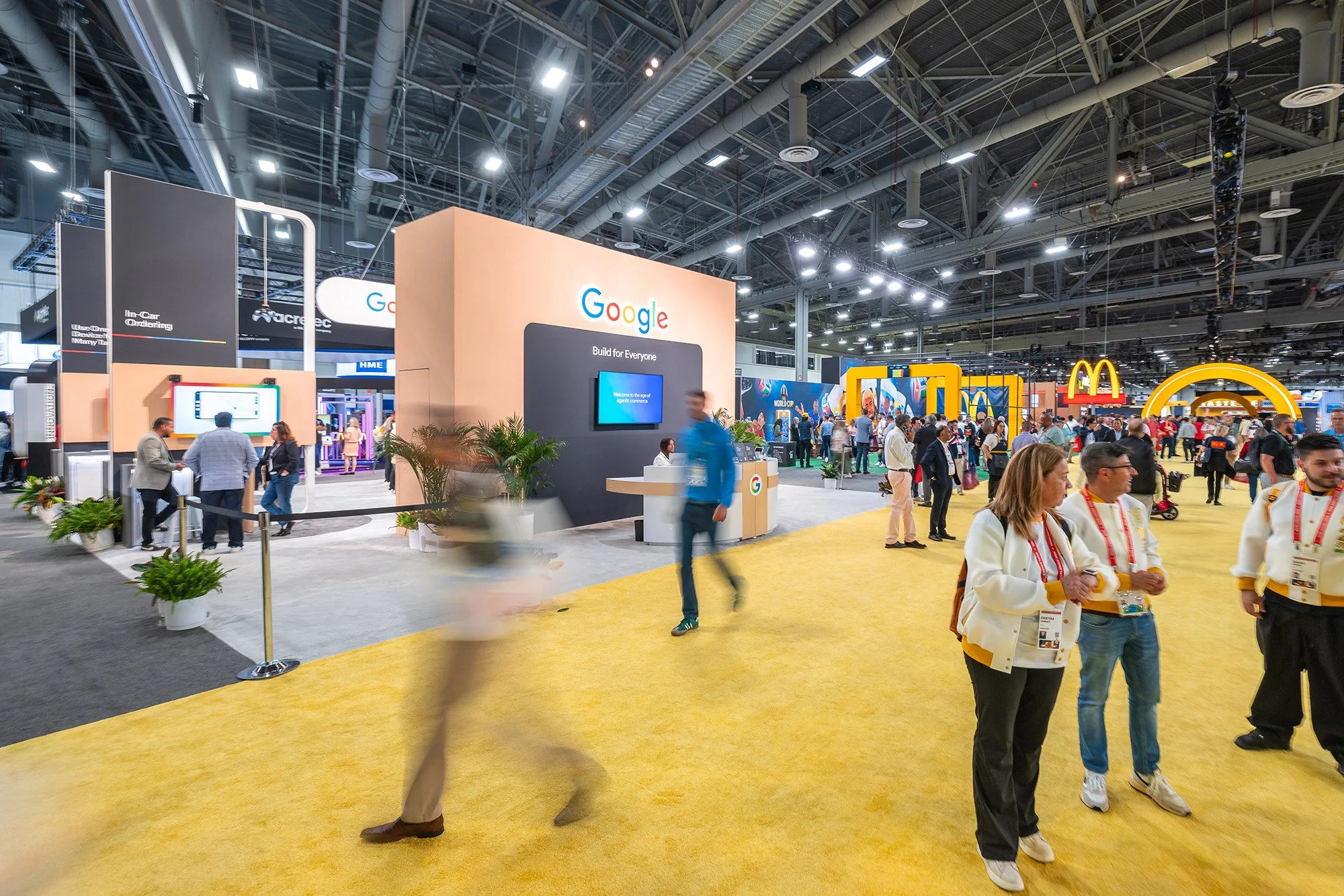 Active overview of booth front