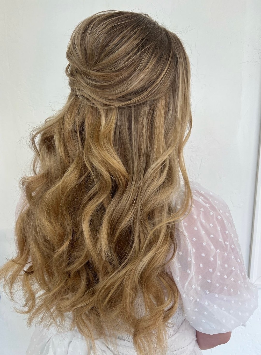 When our clip in extensions just make a style that much better 🖤  @taylorrayttp created this STUNNING half-up with lasting curls and all the fullness + volume! 

Dallas Hairstylist. Dallas Makeup Artist. Bridal Makeup. Bridal Hair. Texas Brides. 202