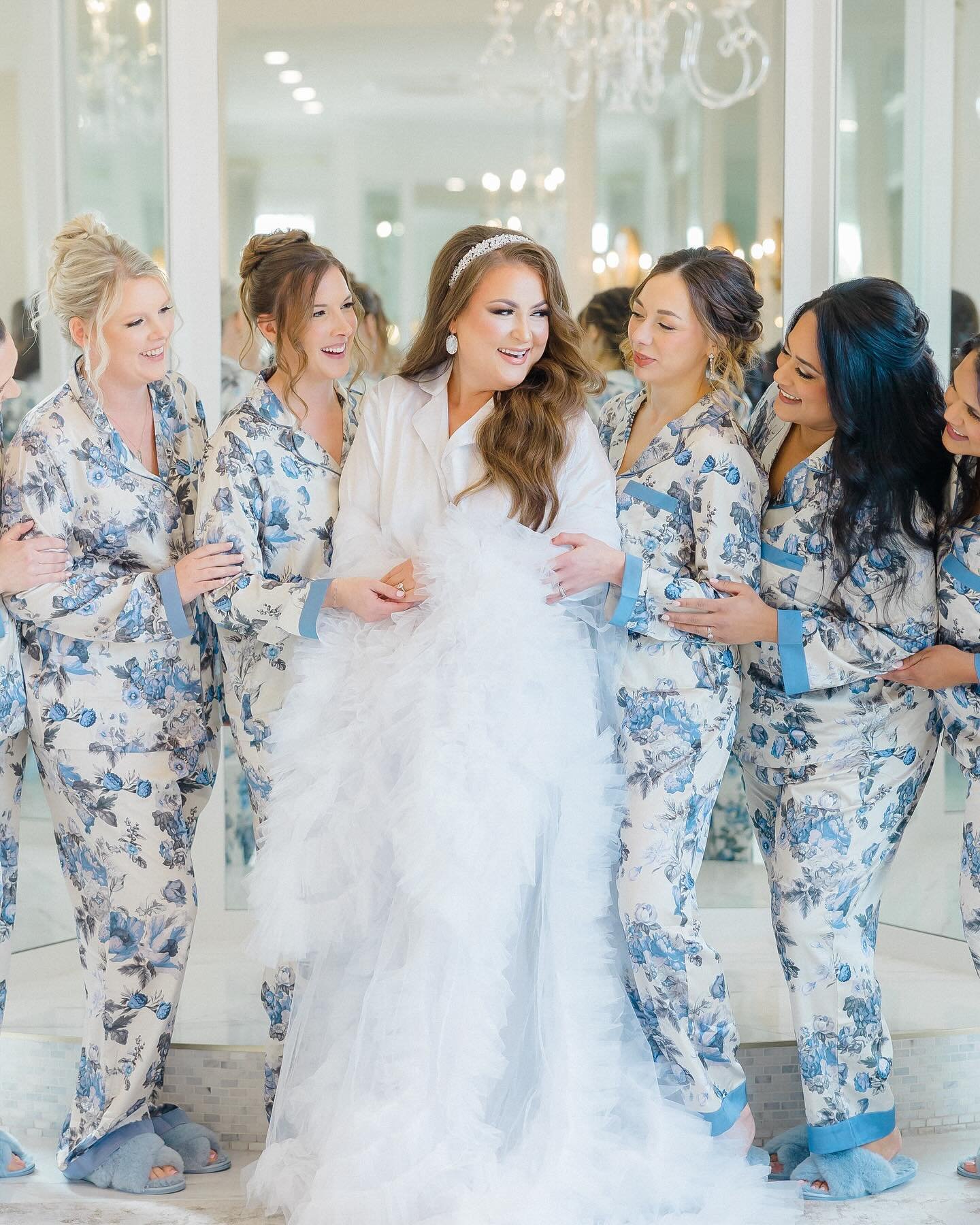 These sneak peaks from Brittany + Jonathan&rsquo;s wedding day have us swooning ☁️🩵

Venue | @thehillsideestatetx 
Planning | @turnthepaigeevents 
Photographer | @foxbelleweddings 
HAMU | @teasetopleasehairandmakeup

DFW Makeup, DFW Hair, Dallas Mak
