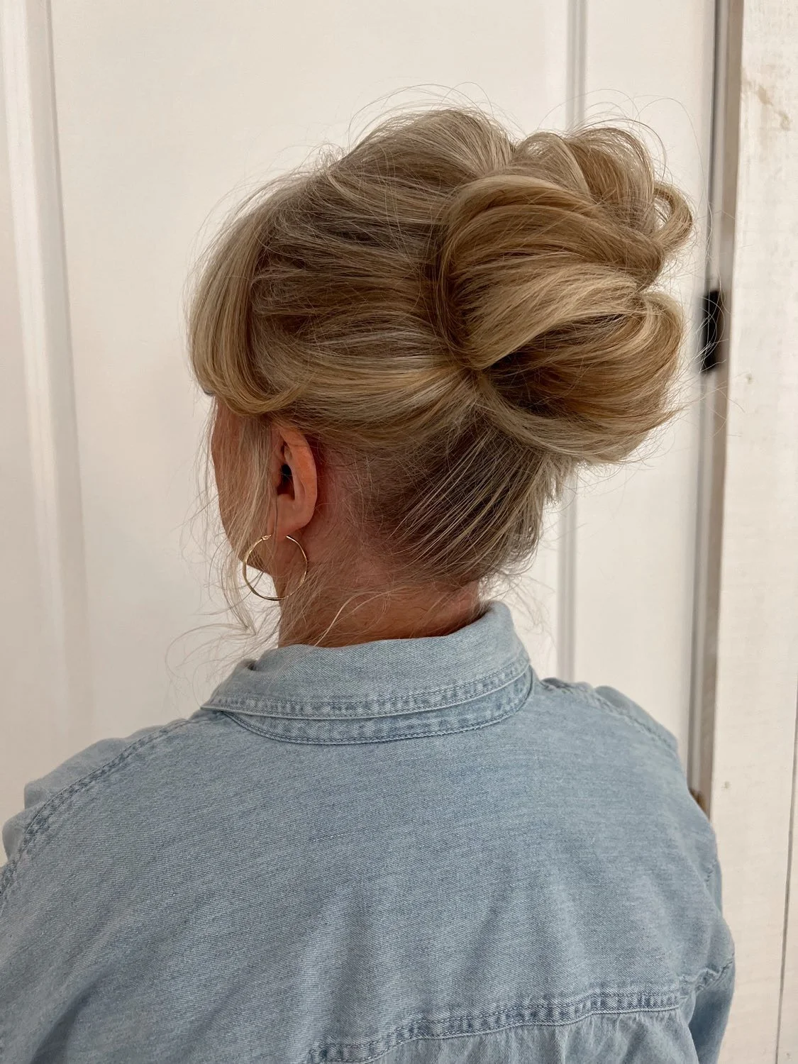 Moms, this one&rsquo;s for you 🫶🏽 
⠀⠀⠀⠀⠀⠀⠀⠀⠀
Swipe to see some of our favorite mother of the bride hairstyles! Right now, it&rsquo;s all about the midi buns &amp; waves ✨

Share this post with a mom who&rsquo;d love these! 

#teasetopleasehairandma
