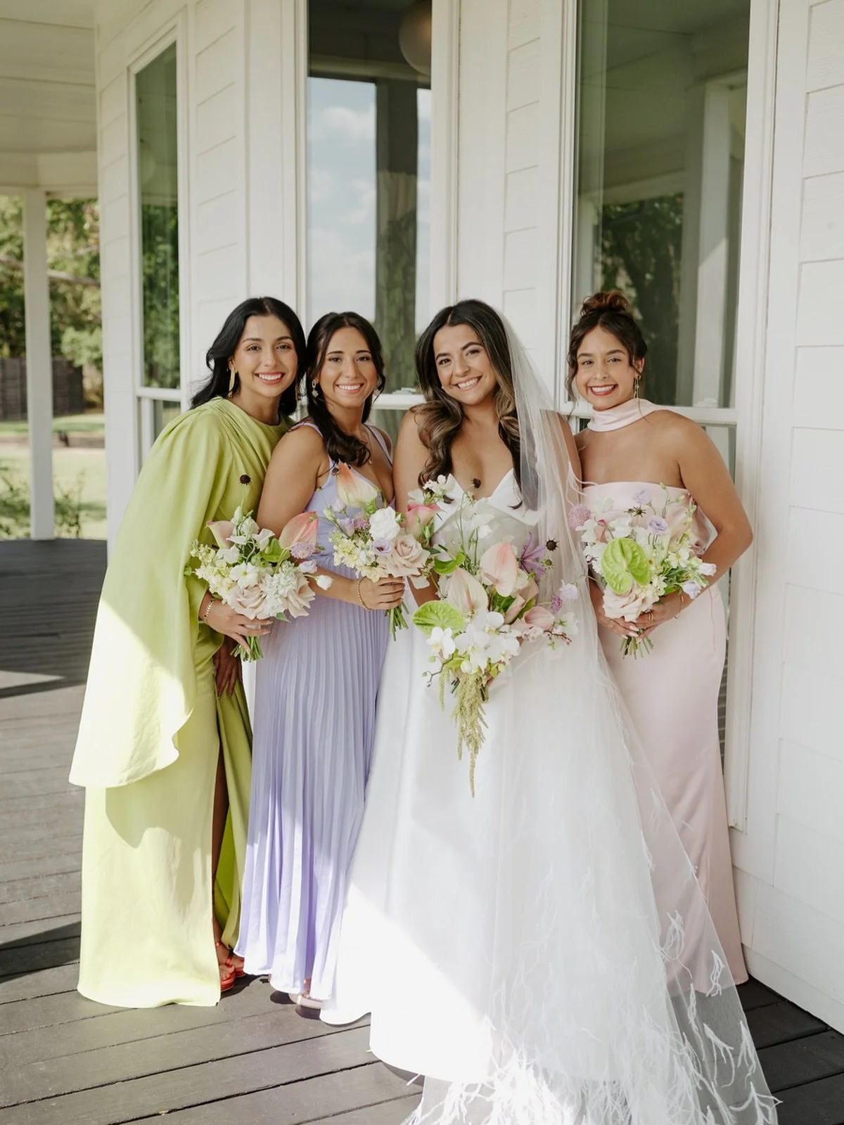 The ultimate hair prep guide for bridal party styles that actually last all night long ✨
⠀⠀⠀⠀⠀⠀⠀⠀⠀
Wash the day before! Shampoo twice + condition mid-to-ends (skip the roots!). Dirty hair isn&rsquo;t always better. We can always add grit, but we can&