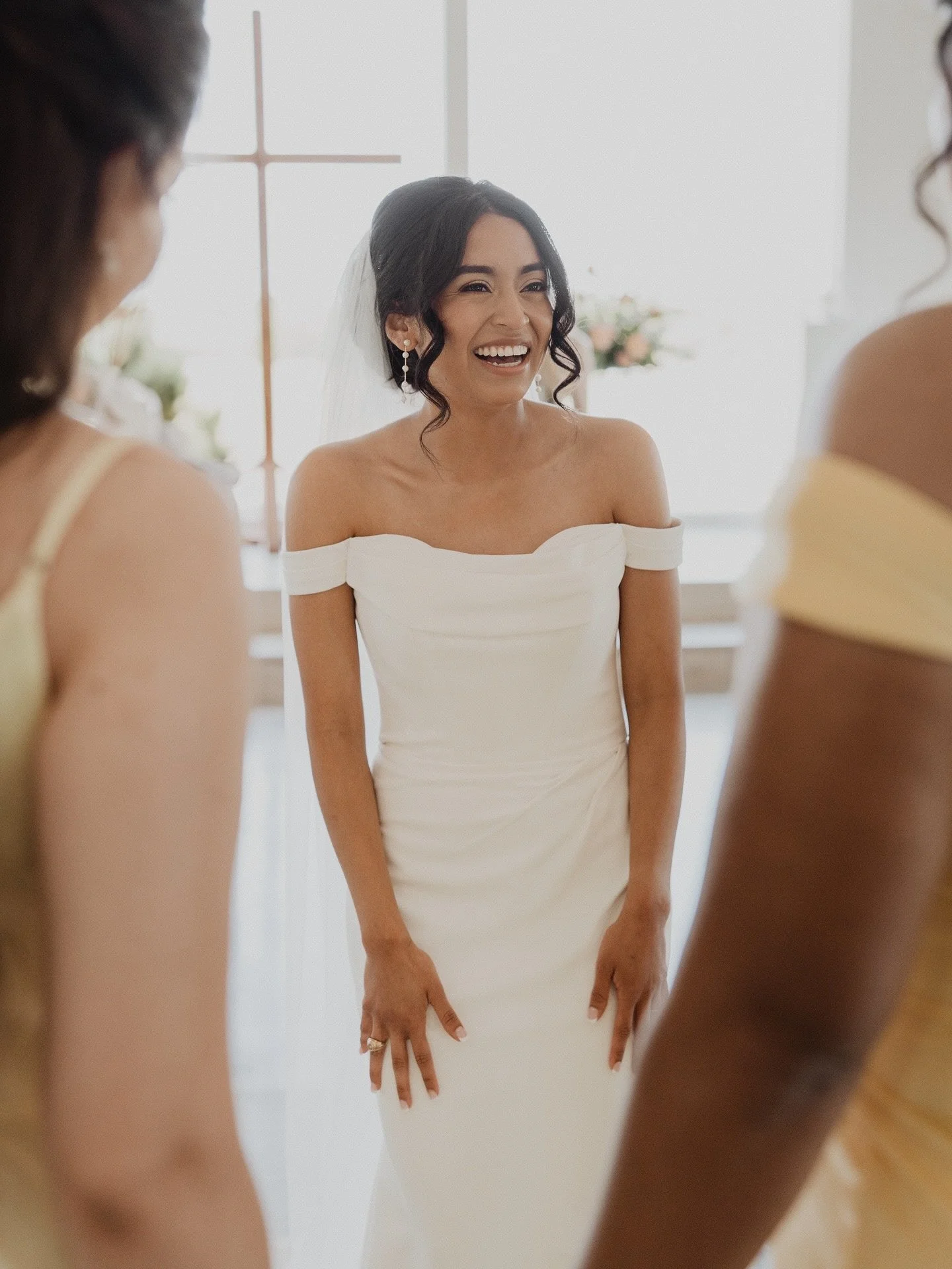 butter yellow never looked so good 💛 still not over this gorgeous bride and her dreamy June wedding!
⠀⠀⠀⠀⠀⠀⠀⠀⠀
venue: @davisandgreyfarms
floral: @hautepoppiesfloral 
bakery: @sweetboombakery 
photo: @bushelpeckphoto 

Bridal Party Hair. Bridal Party