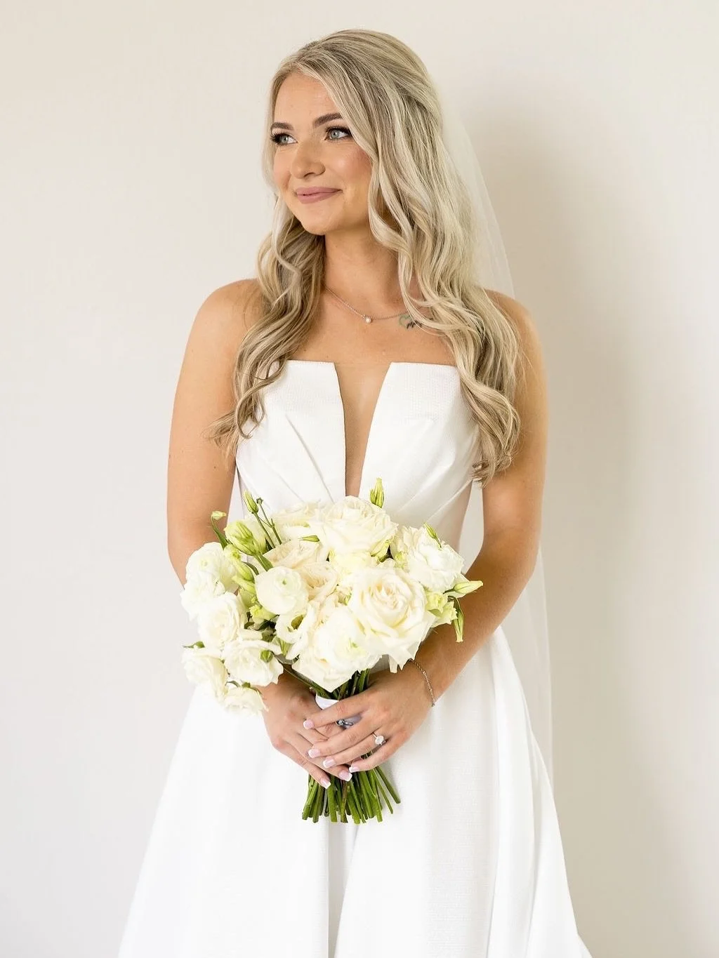 Something we hear as bridal makeup artists: &ldquo;it&rsquo;s more than I&rsquo;m used to!&rdquo;
⠀⠀⠀⠀⠀⠀⠀⠀⠀
And you&rsquo;re right - it is! But that&rsquo;s the magic of bridal makeup. What may feel a little extra in the chair photographs as soft, ra