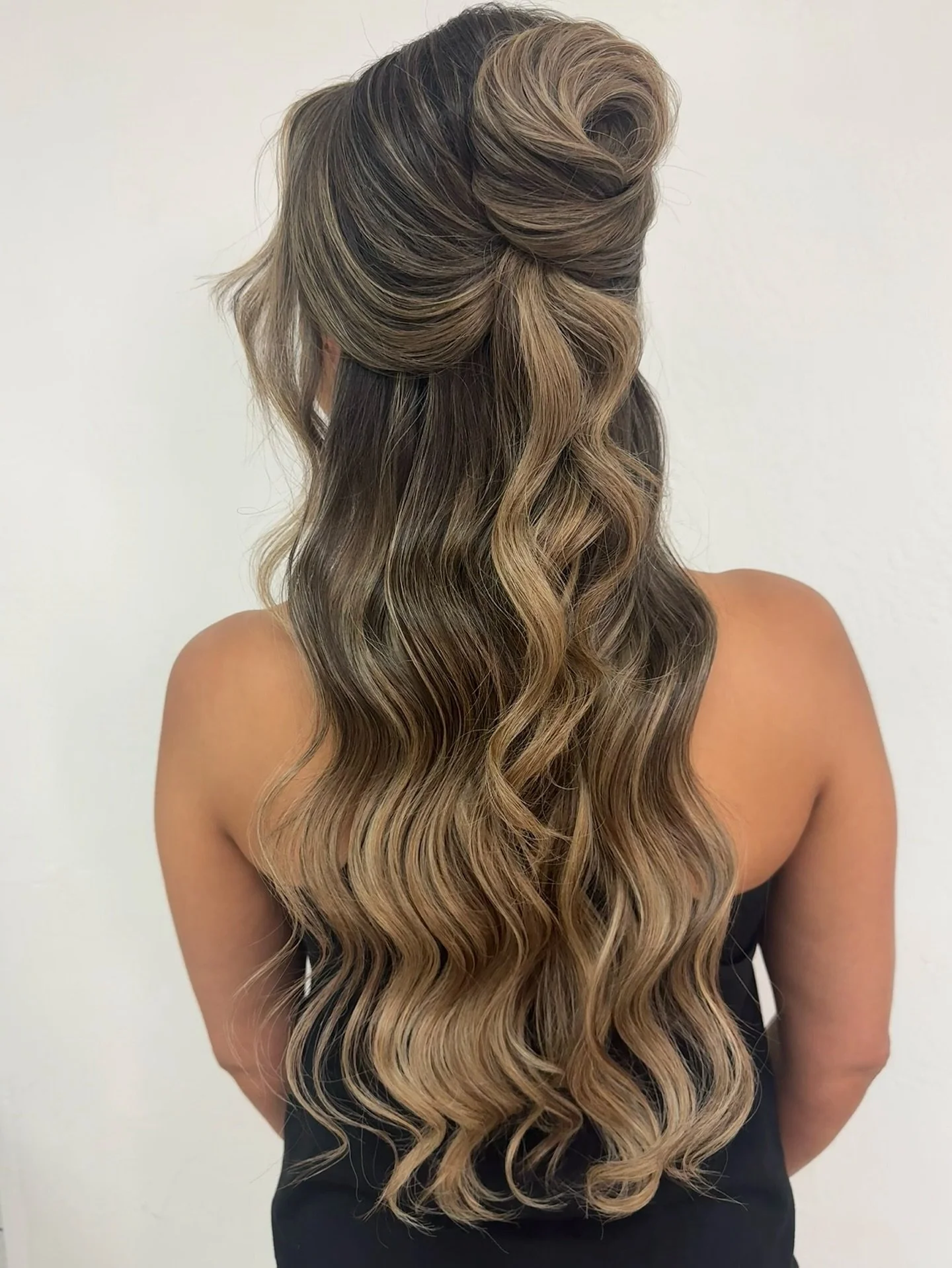 A twist on a timeless fav π€, the trending half-up variations have me obsesseddd @tylercoxttp
#teasetopleasehairandmakeup bridal hair. bridal half-up. wedding hair. half-up hairstyles. dallas hair and makeup. dallas hair stylist