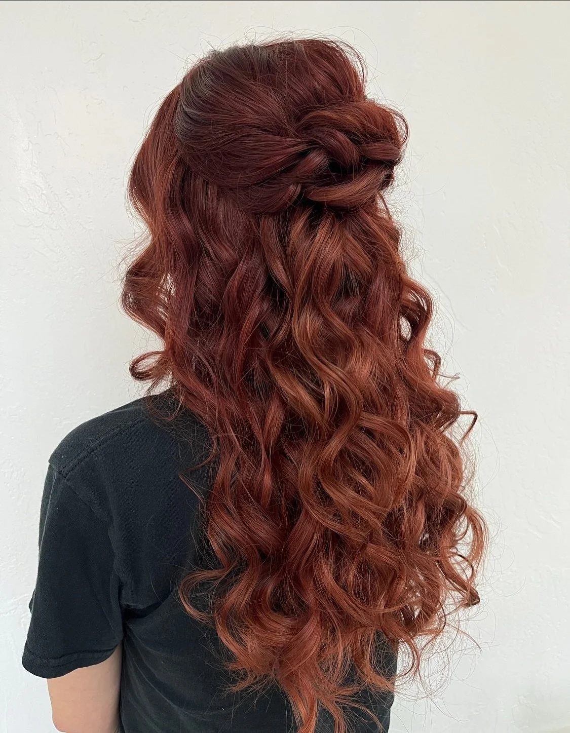 If a fall half-up was personified, this would be her🍁
@jaylynnshawttp 

#fallhair 
#dallashairstylist 
#dfwhairstylist 
bridal hairstylist. 
special event hair. 
fall hair color.