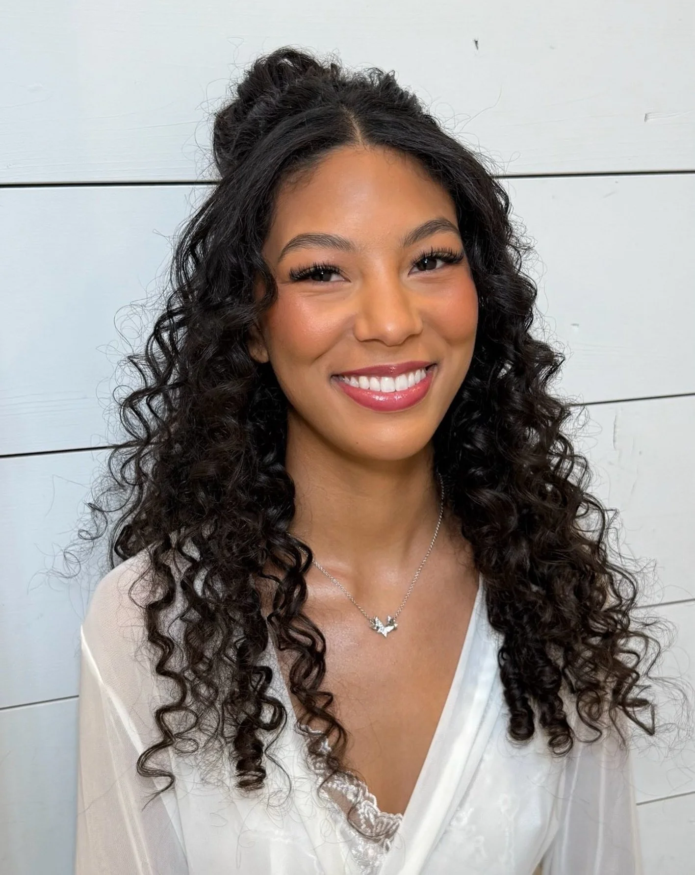 the kind of soft glam that makes you stop scrolling 🤍
@destinycarrttp @issdesttt 

#bridalmakeup #dallasmakeupartist #curlybridalhair
bridal soft glam
natural glam bride
wedding beauty team