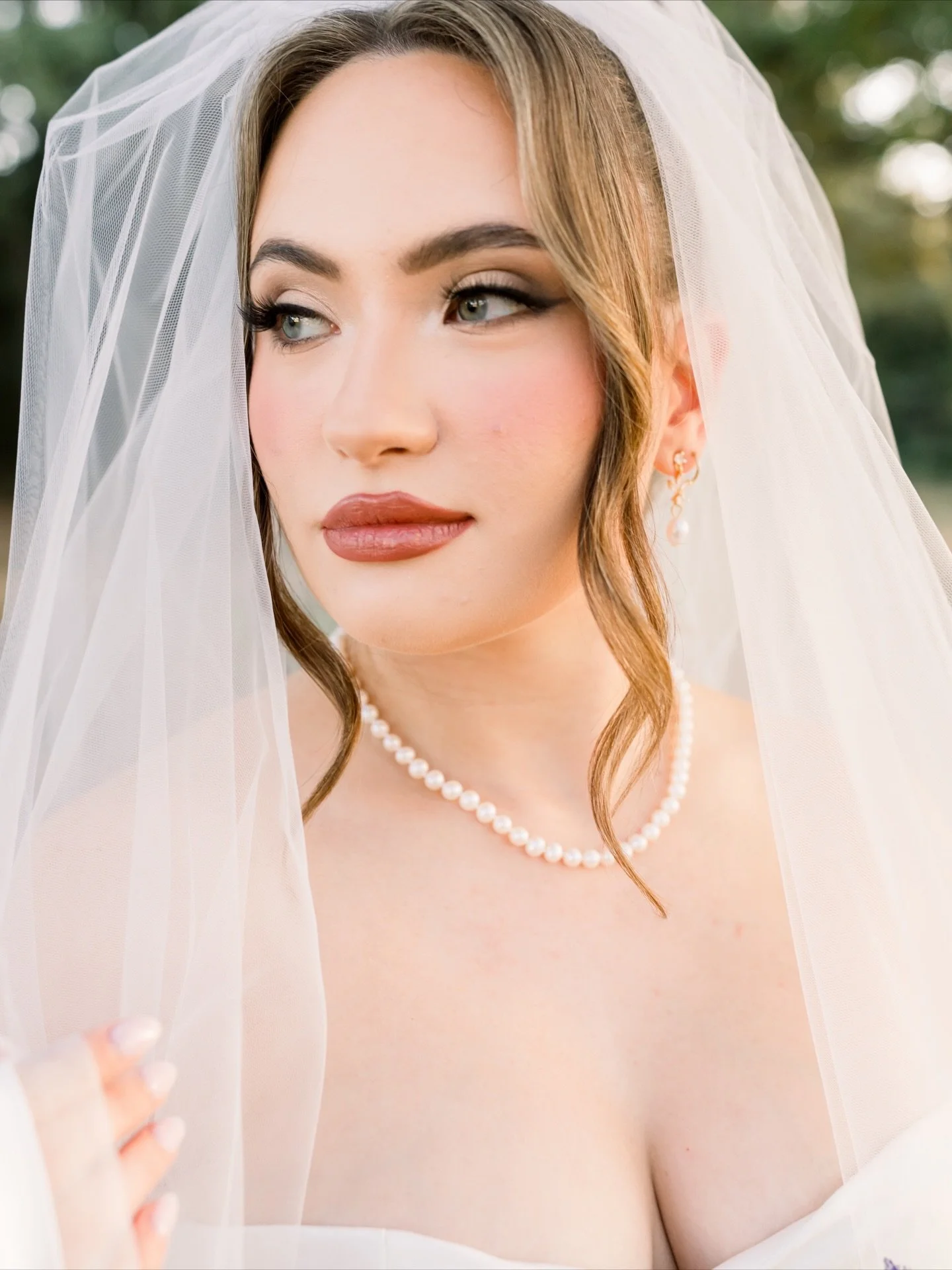 The dreamiest bridal glam always starts with the right prep ✨ here&rsquo;s your bridal skin guide to save + screenshot:
⠀⠀⠀⠀⠀⠀⠀⠀⠀
&bull; Create a consistent skincare routine the moment you get engaged, exfoliate 1&ndash;2x a week and moisturize daily
