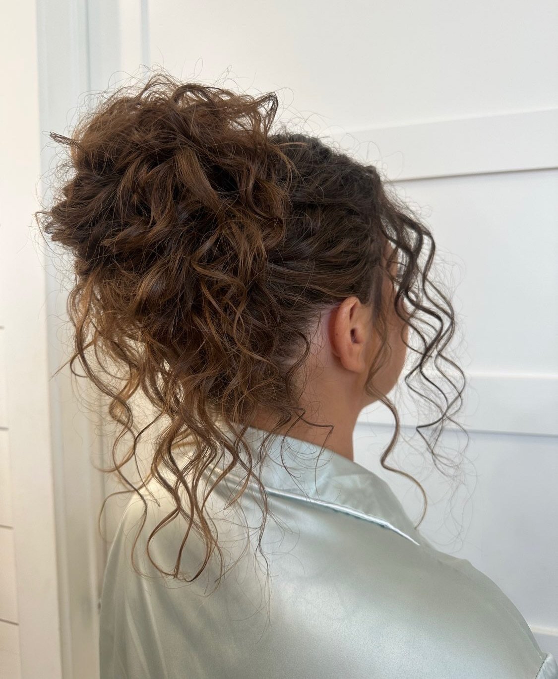 Same hairstyles, different hair types 👯&zwj;♀️ High updos are that girl! Flattering on everyone and easily personalized for every hair color &amp; type!
⠀⠀⠀⠀⠀⠀⠀⠀⠀
high updo. piled high. #bridalhair #bridalupdo #dallashairstylist