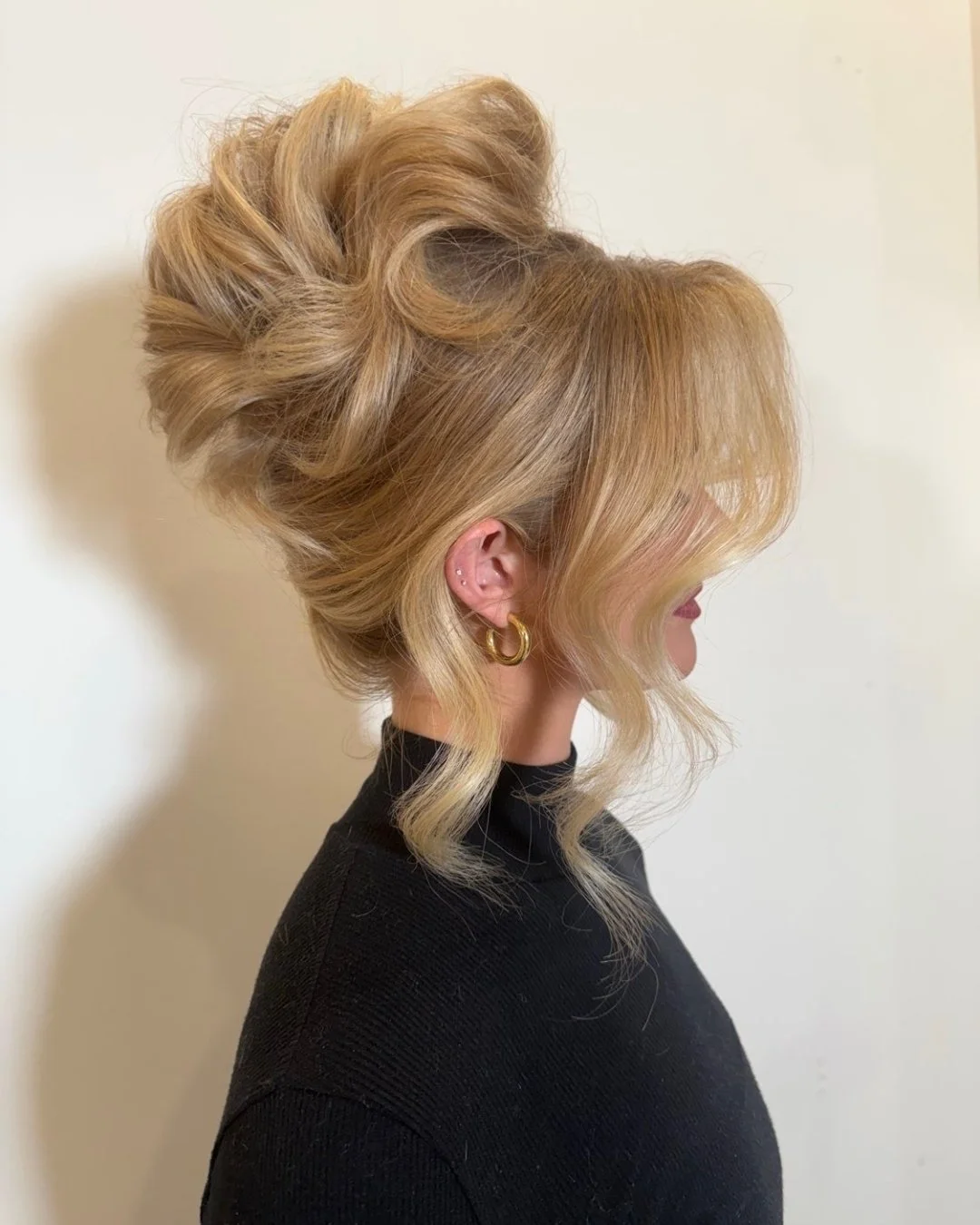 That Tennessee bun ⚡️
Proof that a piled-high updo can still feel soft, airy, and wearable. This updo has been on my mind for weeks so it had to make the feed!

Bre&rsquo;s must-have products to bring this look to life 👇🏽:
@aquagehaircare working s