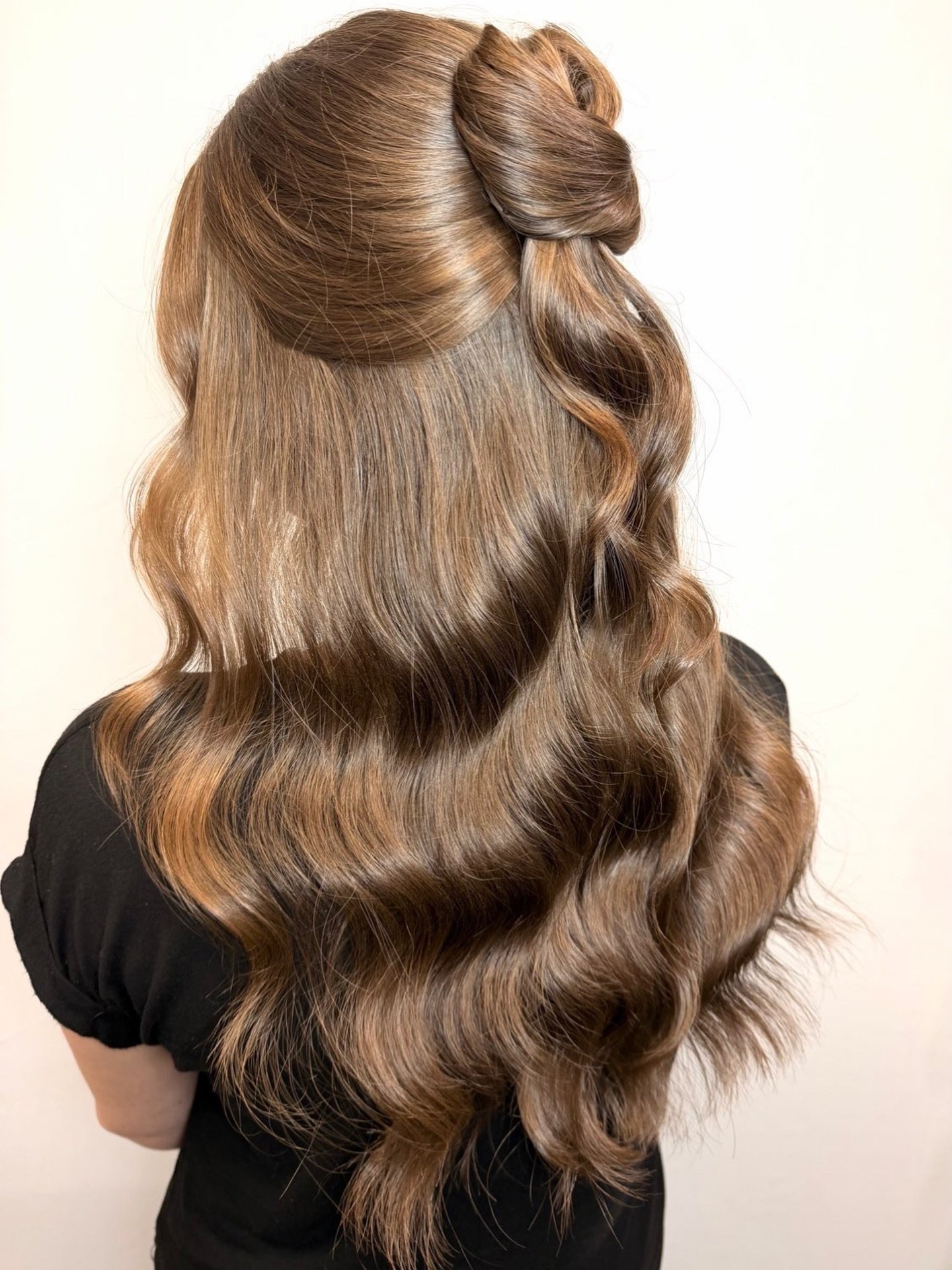 the hair of the season by @larisapetersttp 🌊
⠀⠀⠀⠀⠀⠀⠀⠀⠀
soft, shiny, flattering&hellip; aka the look everyone&rsquo;s saving right now!
⠀⠀⠀⠀⠀⠀⠀⠀⠀
LaRisa&rsquo;s go-to lineup for that finish 👇🏽
@kenraprofessional Medium Spray 13
@aquagehaircare Spra