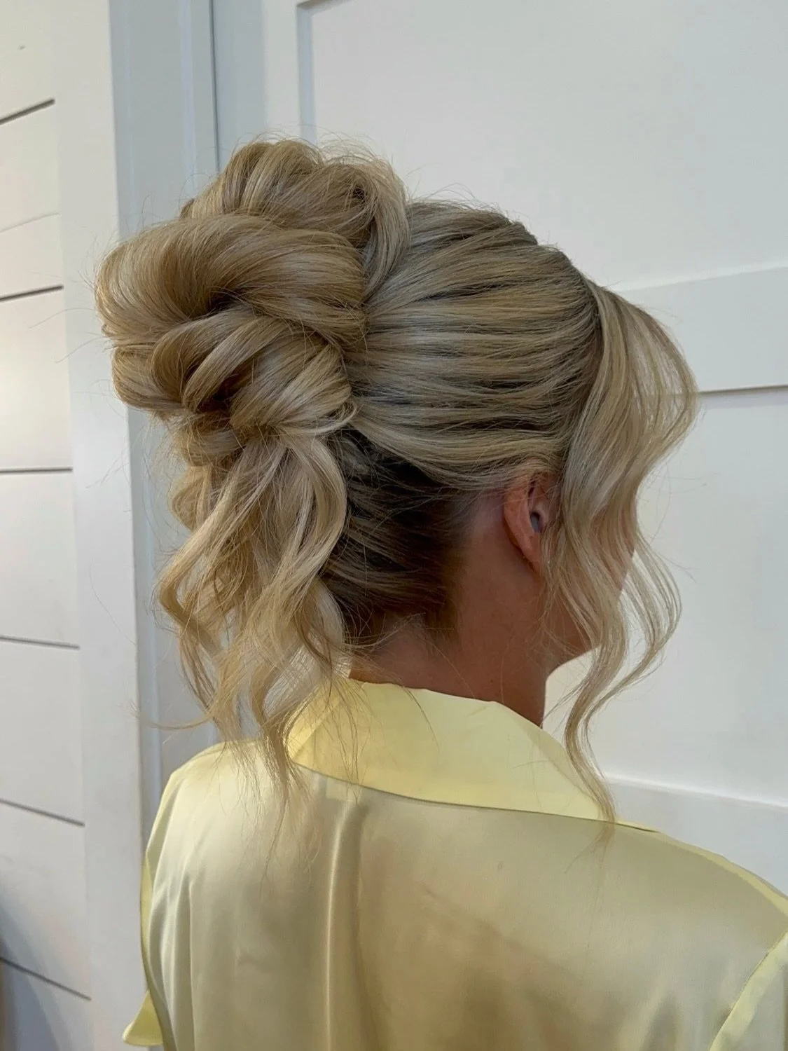 bridesmaids in yellow and every look had its moment💛

from big, piled high styles to effortless all-down styles, this bridal party gave us the perfect mix of glam + personality ✨

#bridalparty #bridesmaidmakeup #bridesmaidhair
butteryellow bridesmai