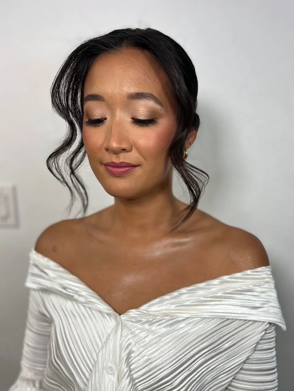 Spring brides, take notes ✨ Monica&rsquo;s spring bridal pick: warm neutrals, radiant cheeks, rosy-nude lips, and the softest shimmer for that romantic, polished glow! Swipe to see a few variations of this same timeless look that each bride made hers