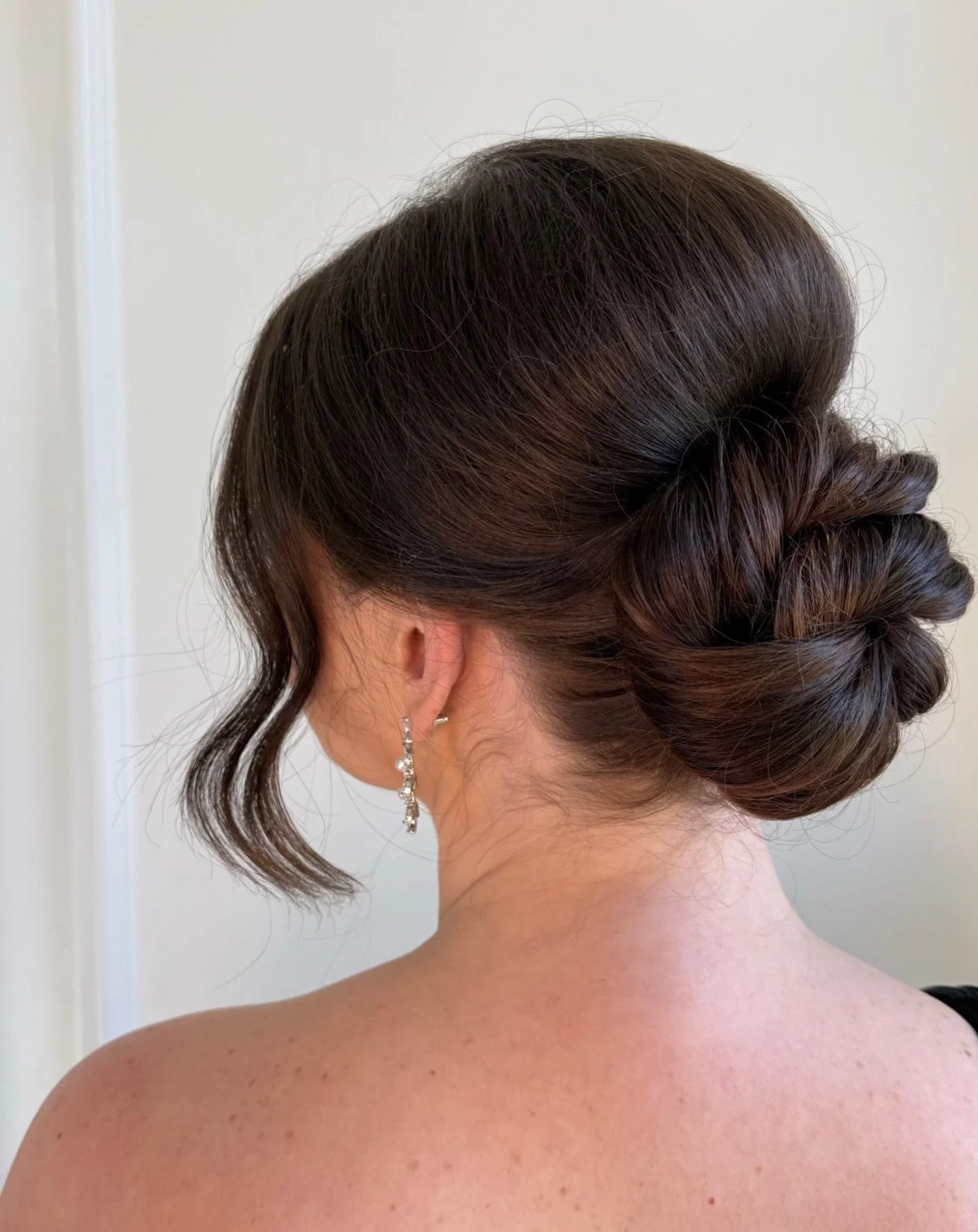 The classic bun that never goes out of style 🖤 Brought to you by our hair of the month winner, @nancyvasquezttp ✨

2026 Bride. Dallas Hairstylist. Bridal Hair. Bridal Bun. Trending Hair. Modern Hair. #dallashairstylist #weddinghair #teasetopleasehai