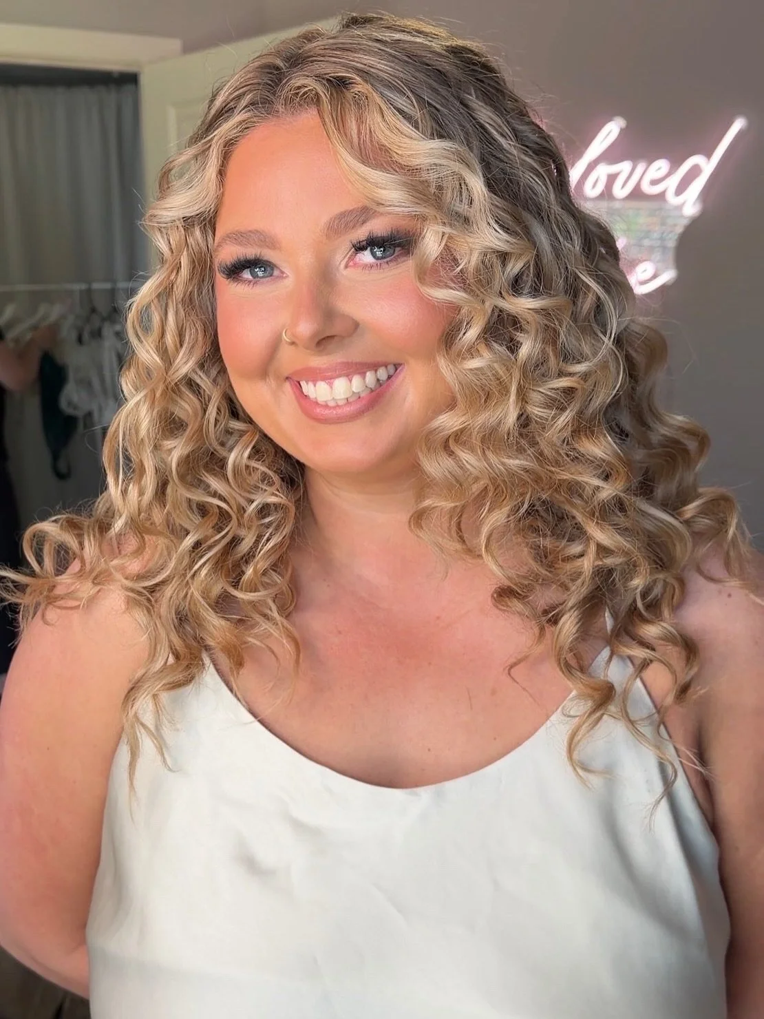 boudoir never looked so good 🤍 @taylorcolettp @belovedbylindsey 

#boudoirphotography #boudoir #boudoirmakeup #teasetopleasehairandmakeup #dallashairstylist dfw hair and makeup