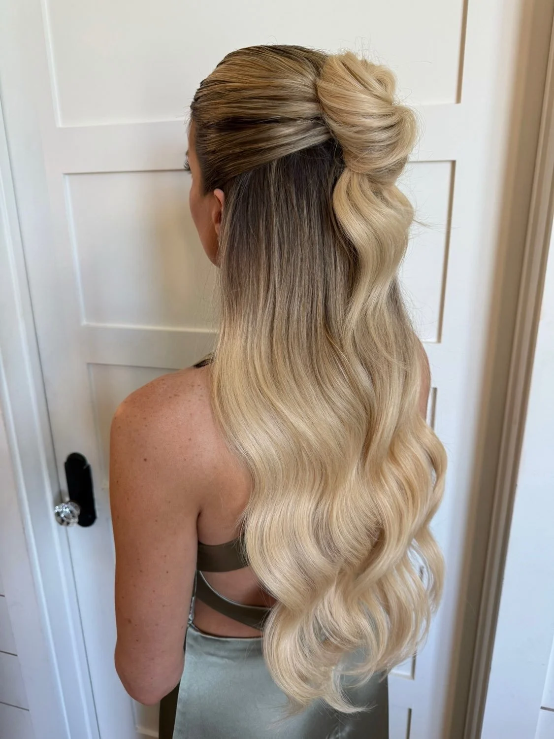 The kind of half-up that snatches you and looks good from every angle ✨

Created by @breannachwalattp using her go-to products &amp; tools 👇🏽 @babylissprousa 1.25&rdquo; Titanium Spring Curling Iron @aquagehair Working Spray + Spray Wax @sexyhair P