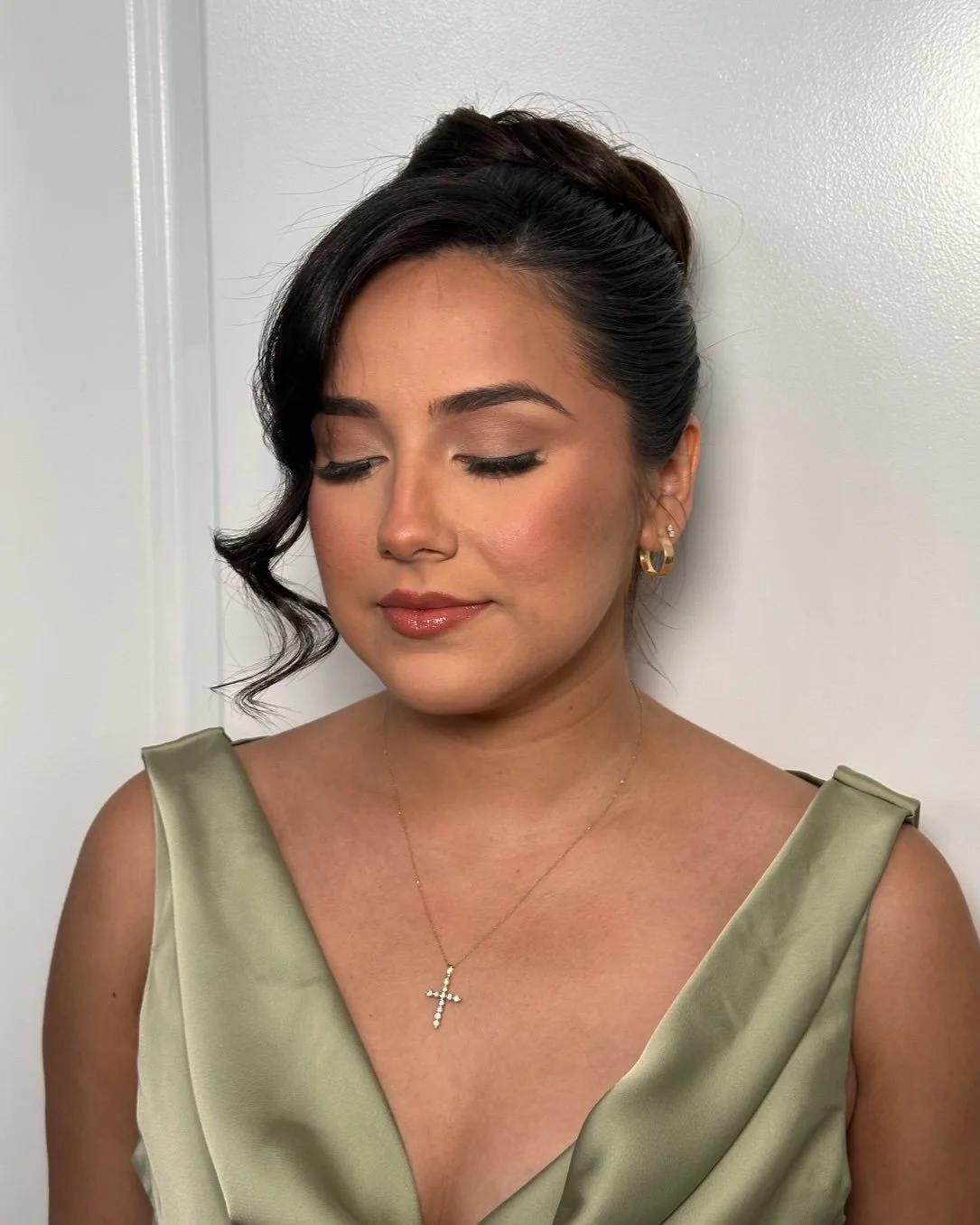 The definition of a beautiful &amp; classic soft glam on this stunning bridesmaid 💚 @lizferrignottp

Liz&rsquo;s must-have products to create this beautiful look 👇🏽 &bull; @rarebeauty Soft Pinch Luminous Powder Blush in &ldquo;Hope&rdquo; &bull; @