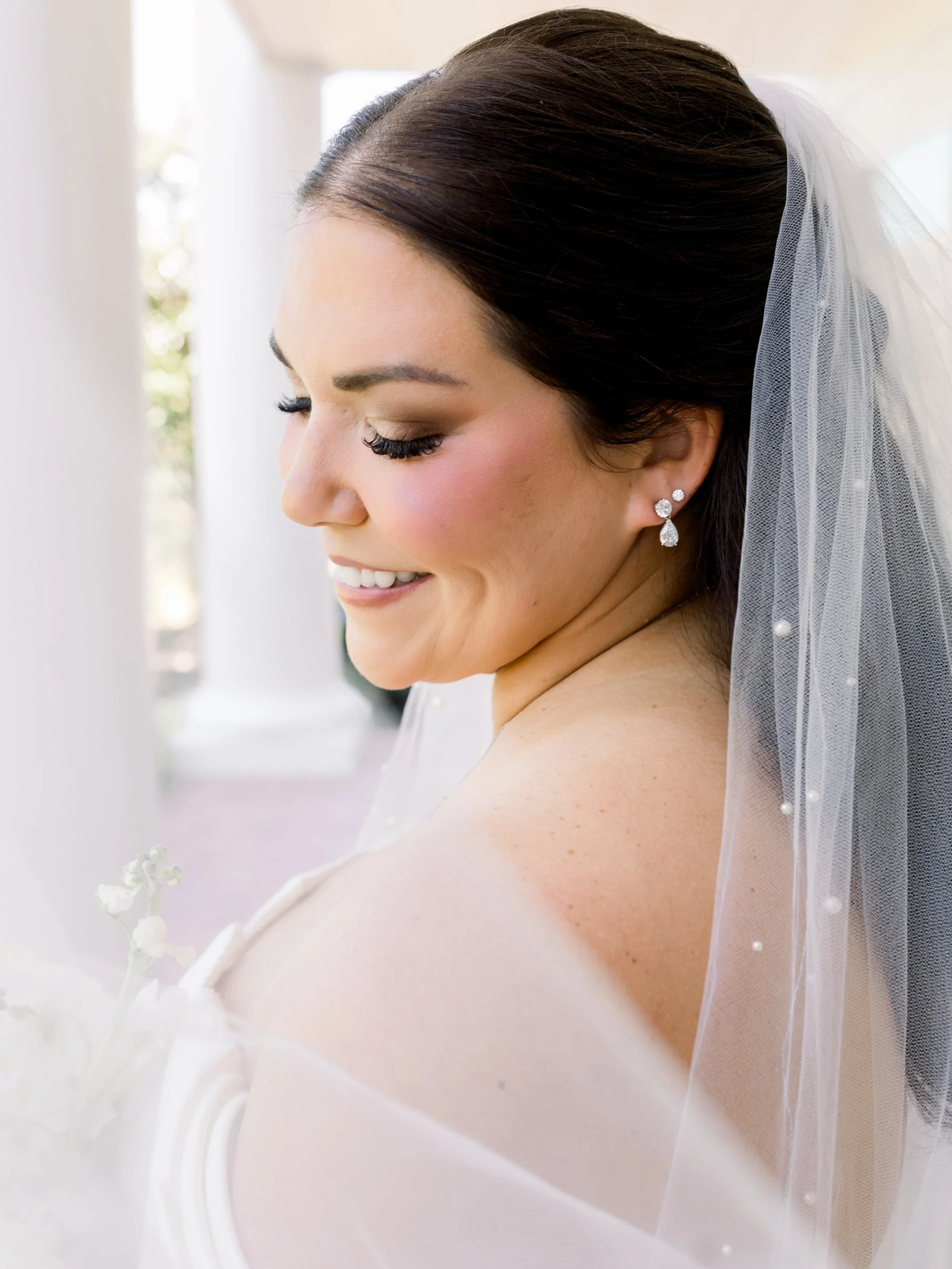 This blush + shadow combination on our beautiful bride, Kristen, actually gave me life! @destinycarrttp ✨

@lorenaburnsphotoandfilm 
@mrsplanners 
@b.blumenflowerfarm 
@springsvenueweatherford 

#bridalmakeup bridal blush inspo. professional bridal p