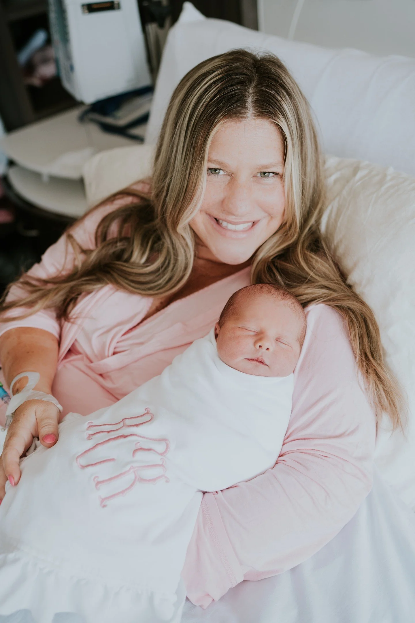 NO, I&rsquo;M NOT CRYING. The first 48 hours with sweet Renlee &amp; the most radiant Laci. 🩷 These moments are so, so special!

These photos are the sweetest reminder that even in the middle of the newborn haze, you deserve to feel like yourself. A