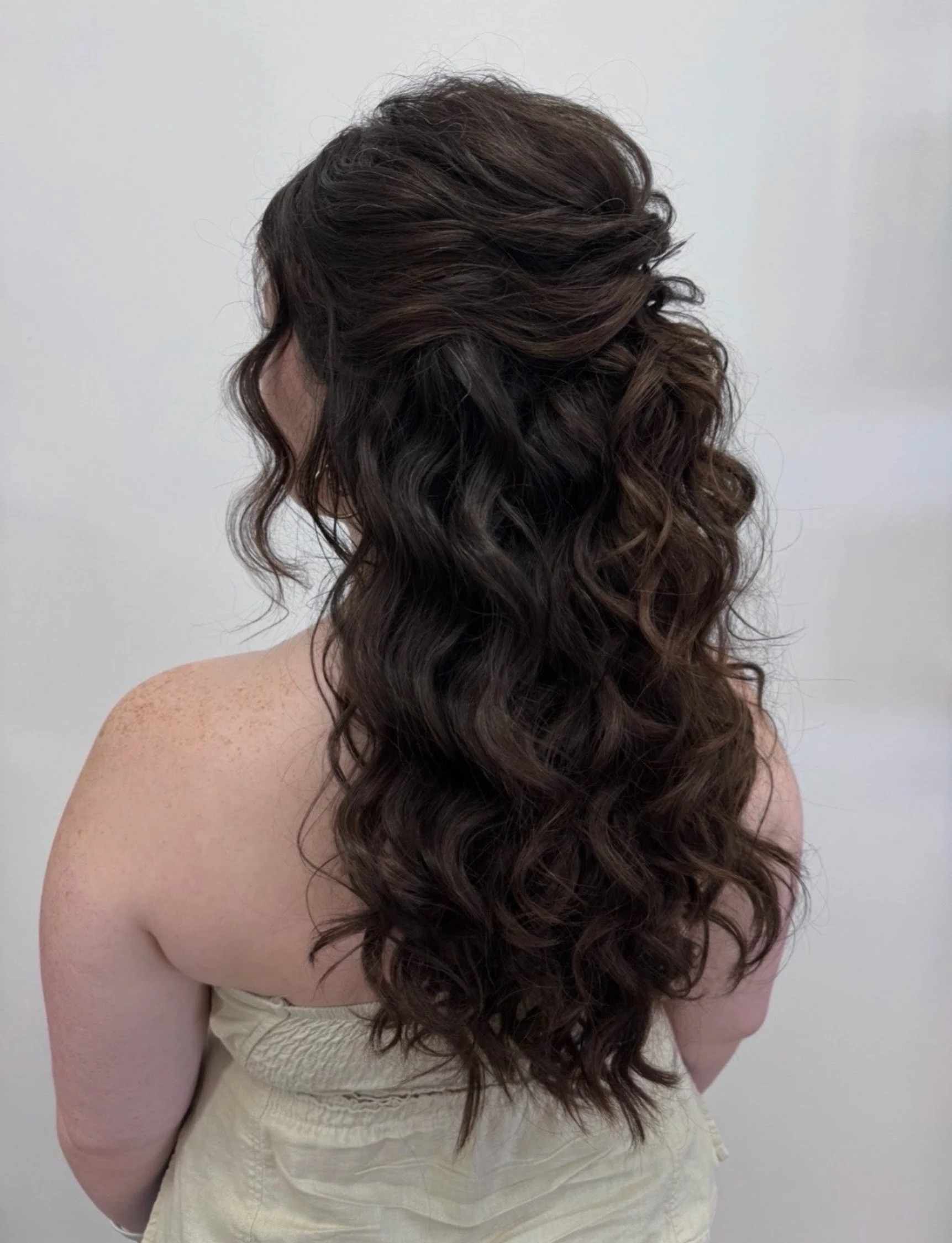 Our current half-up obsession 🤎

@taylorrayttp&rsquo;s beautiful take on a bridal half-up is all about volume + texture for the most effortlessly undone finish ✨

@babylissprousa Nano Titanium .25 Inch Curling Iron
@kenraprofessional Working Spray
@