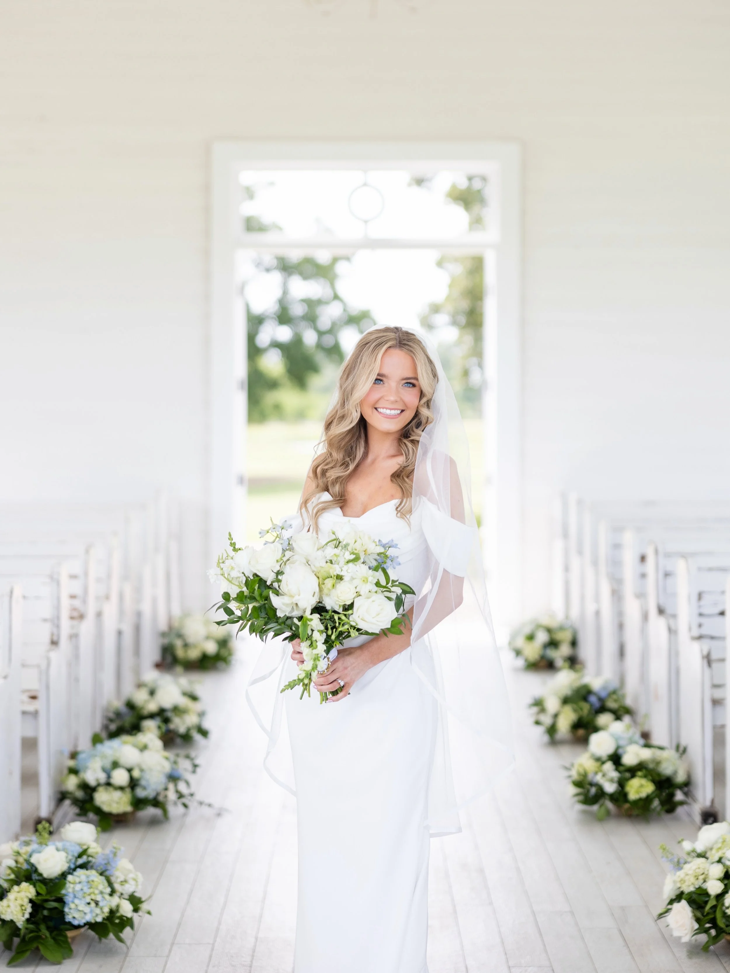 Bridal beauty is all about the little details ✨ The soft glam, the blended extensions, the shineeee in these waves, and the sweetest bridal party moments made this gallery sooo dreamy 🤍

@carleemaephoto @chandelierfarms 

#teasetopleasehairandmakeup