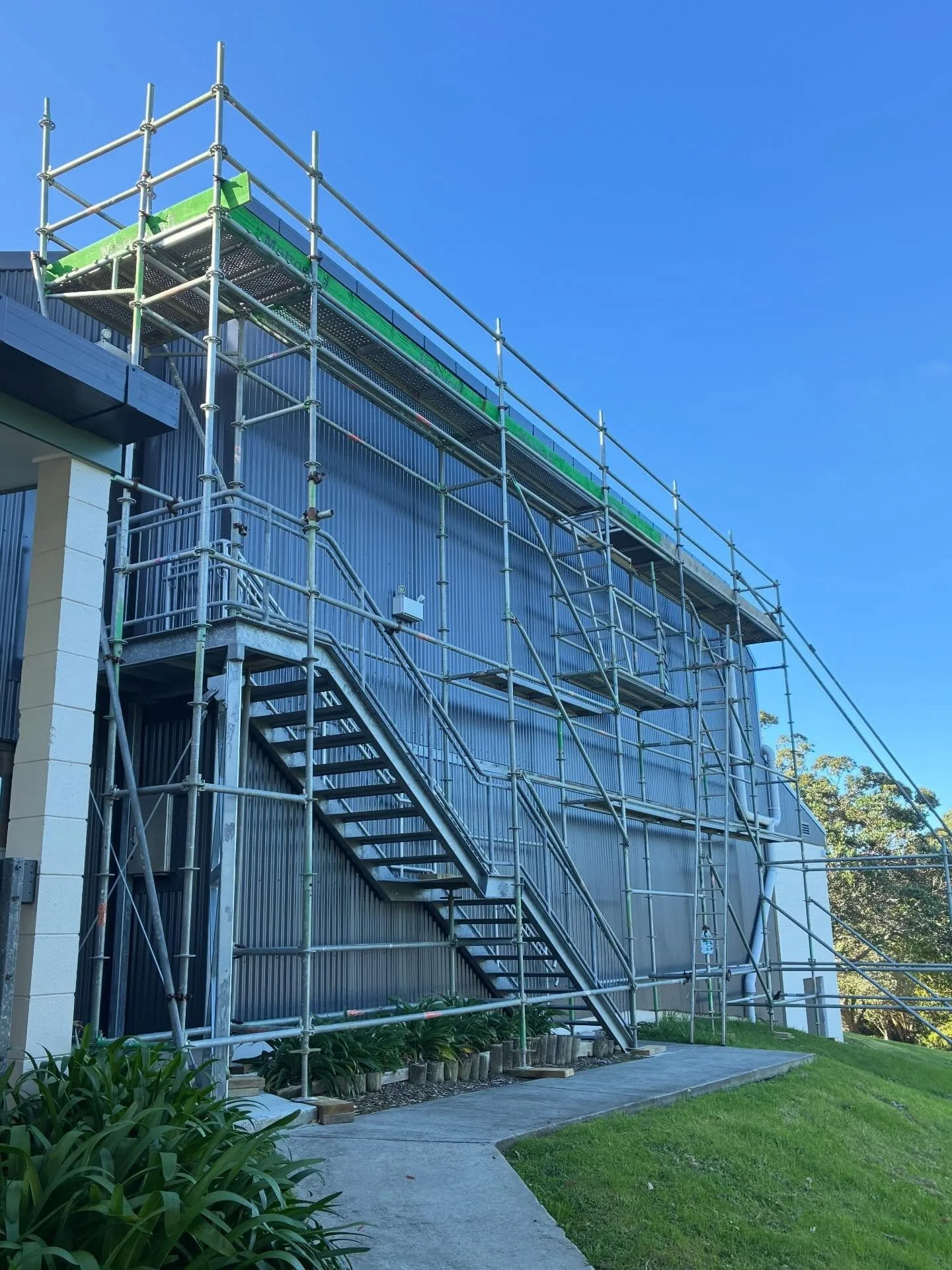 What a day for it! ☀️

We recently put up some scaffolding outside the @mahurangi_east_library to help them safely access and replace their gutters. Work is always made easier when you have a stunner of a week like this one!

If you&rsquo;re looking 