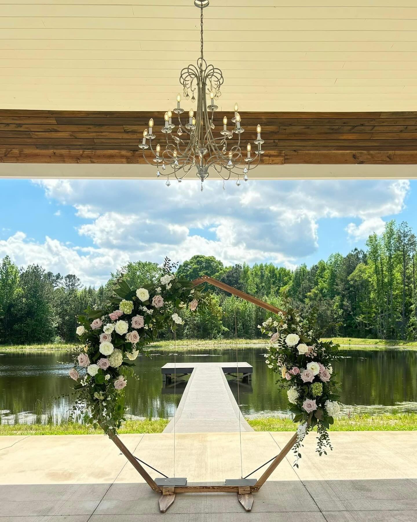 This gorgeous arbor with florals created by @overthetopflowers under the gazebo was the perfect spring backdrop for last week&rsquo;s wedding! 

We still have 2024 &amp; 2025 dates available! Book your tour today.

https://www.whiteoakmanorvenue.com/