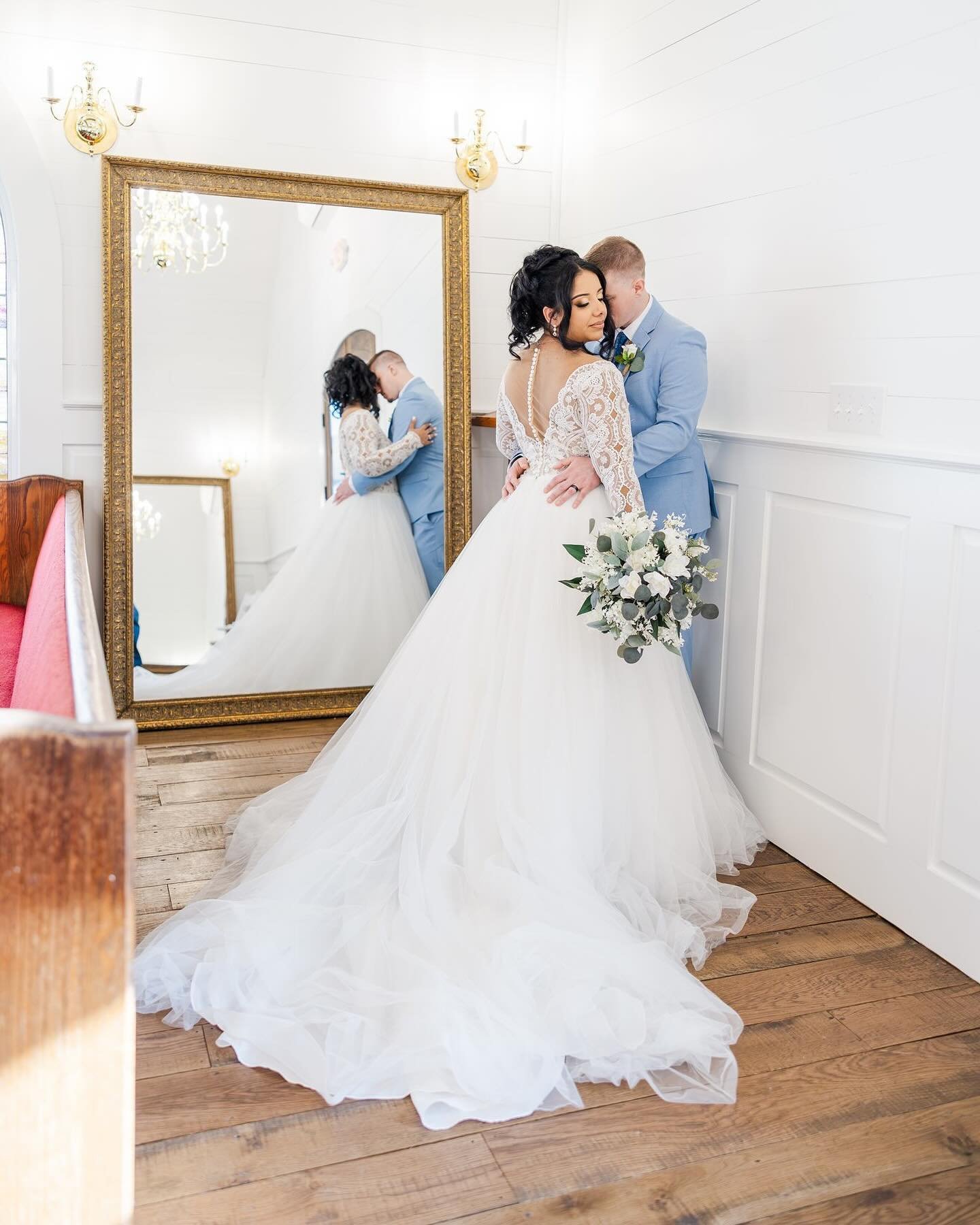Picture-perfect moments await at White Oak Manor. From our enchanting outdoor ceremony spaces to our elegant indoor options and reception barn, every corner is crafted to make your special day unforgettable. Schedule a tour today and start planning y
