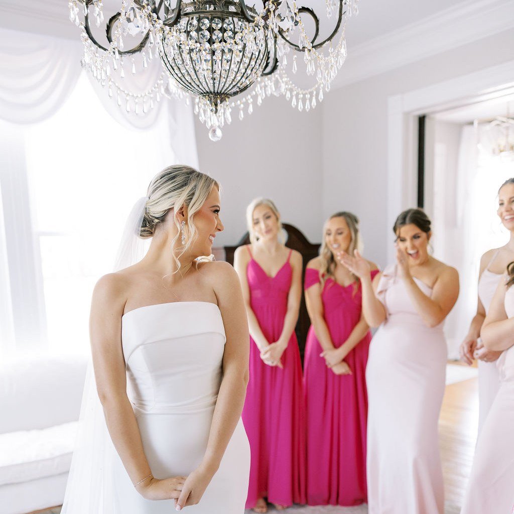 ✨ 👰 💫 First looks aren&rsquo;t just for the groom! Imagine the joy of sharing
that special moment with your bridesmaids too. The excitement, the tears, and the heartfelt reactions create memories that will last a lifetime. Gather your favorite ladi