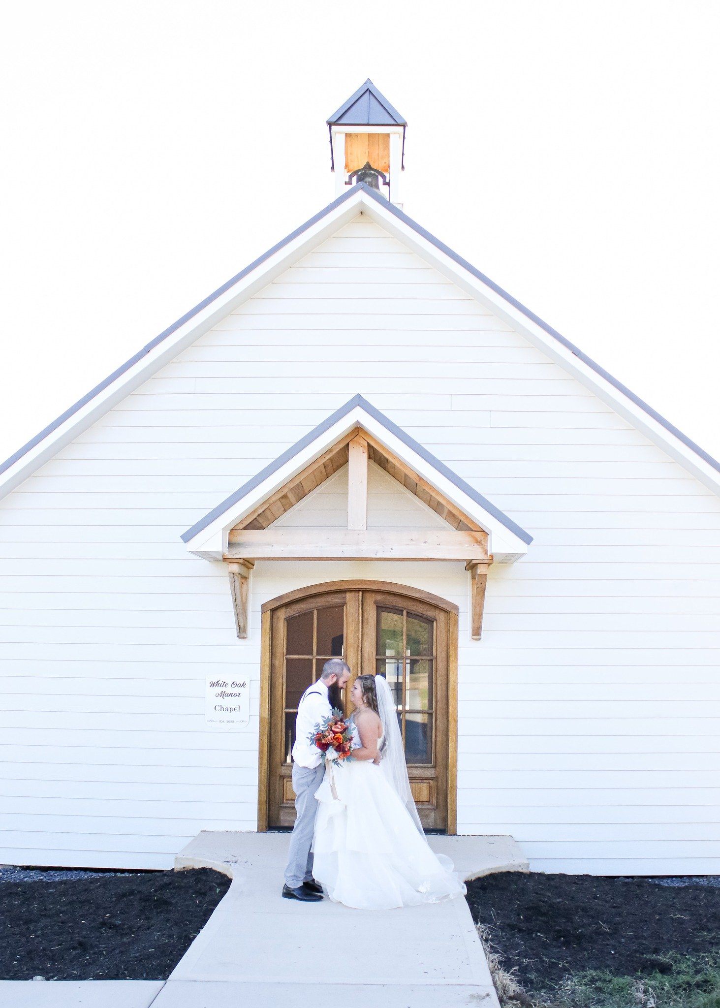 Happy Anniversary Brooke and Austin!  #weddinganiversary #barnvenue #estatewedding #virginiaweddingvenue #whiteoakmanorweddings  #anniversary #weddingvenue